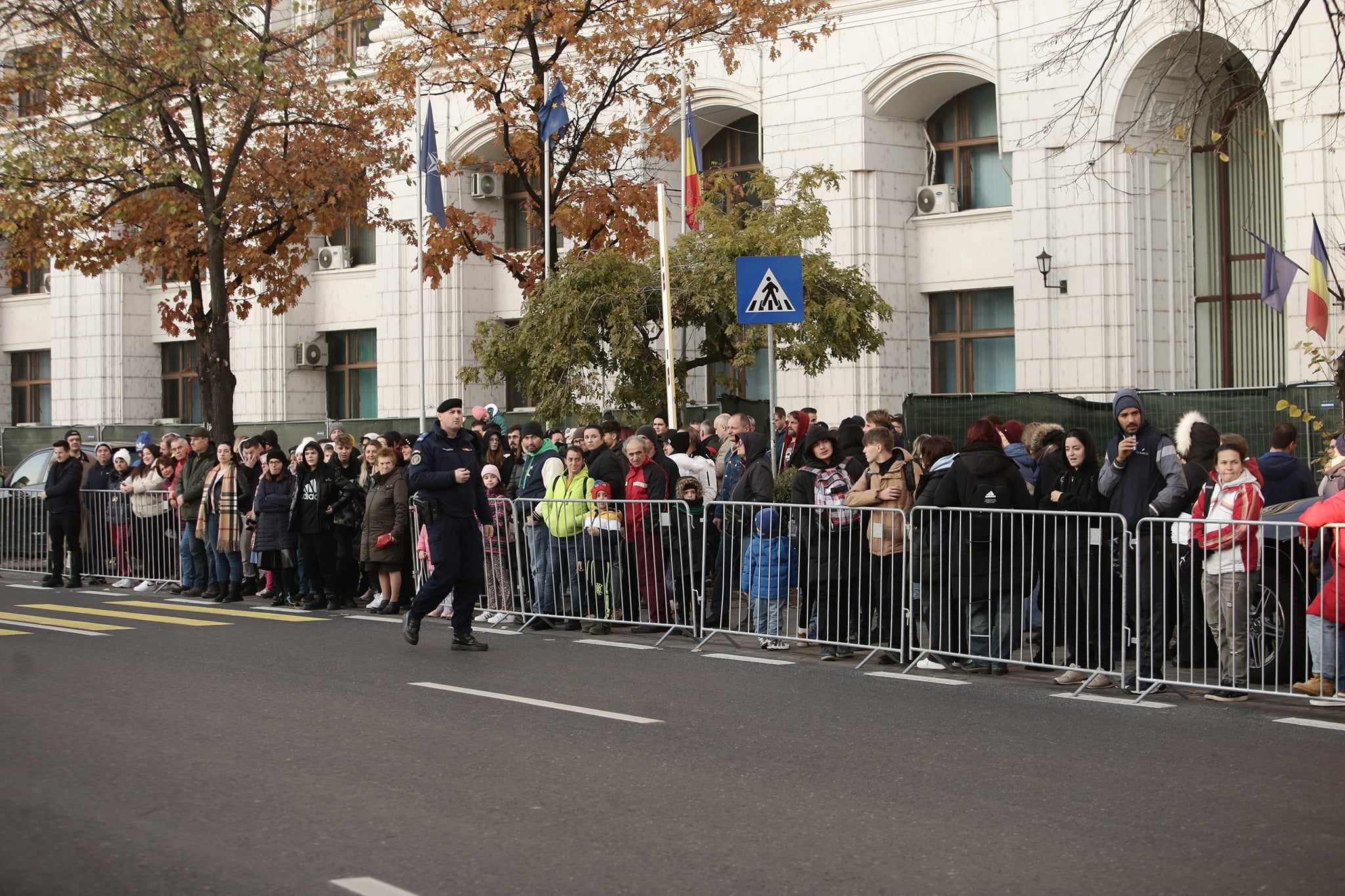 S-a deschis Târgul de Crăciun din Piața Constituției. Luminițele, aprinse de trei elevi olimpici | FOTO