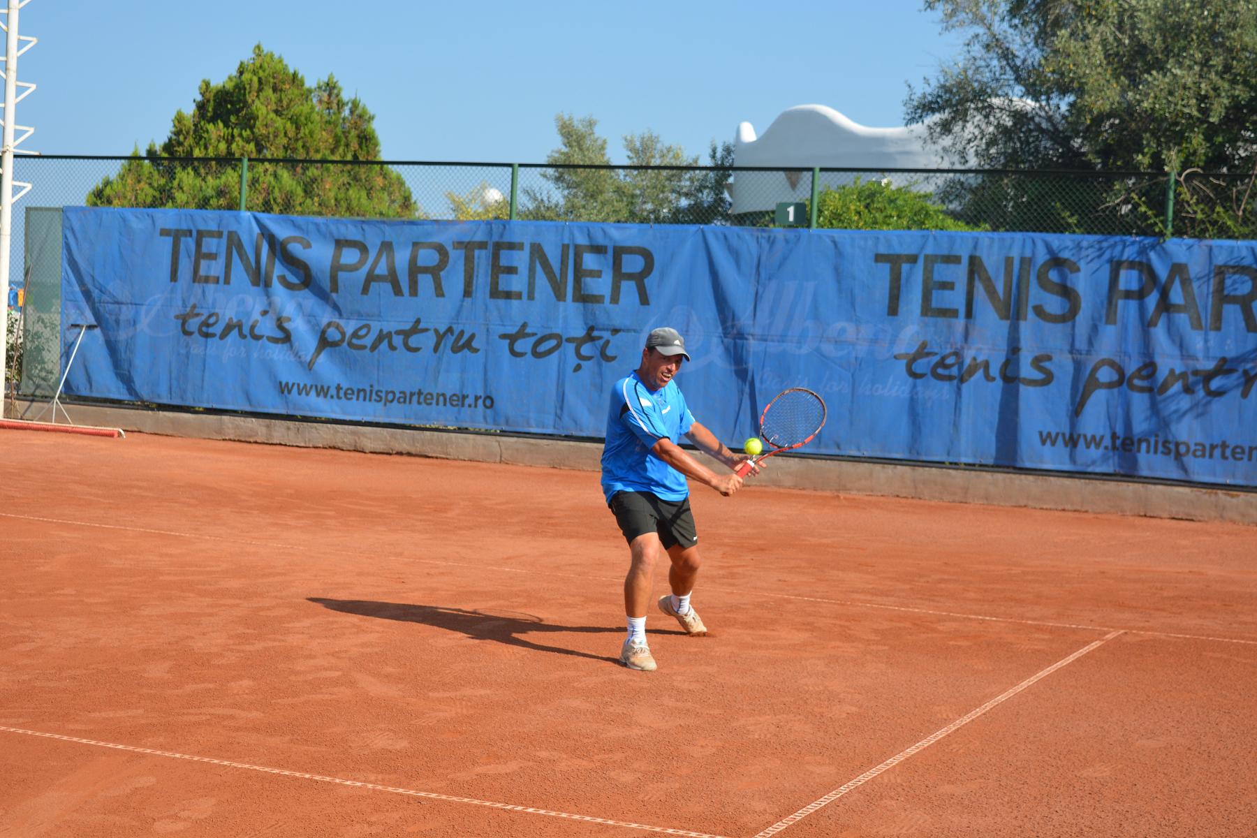 Turneele marca Tenis Partener și Tenis10 domină plaja de la Albena. Timp de 7 zile au loc probe de joc pentru pasionații de sportul alb mari și mici / GALERIE FOTO