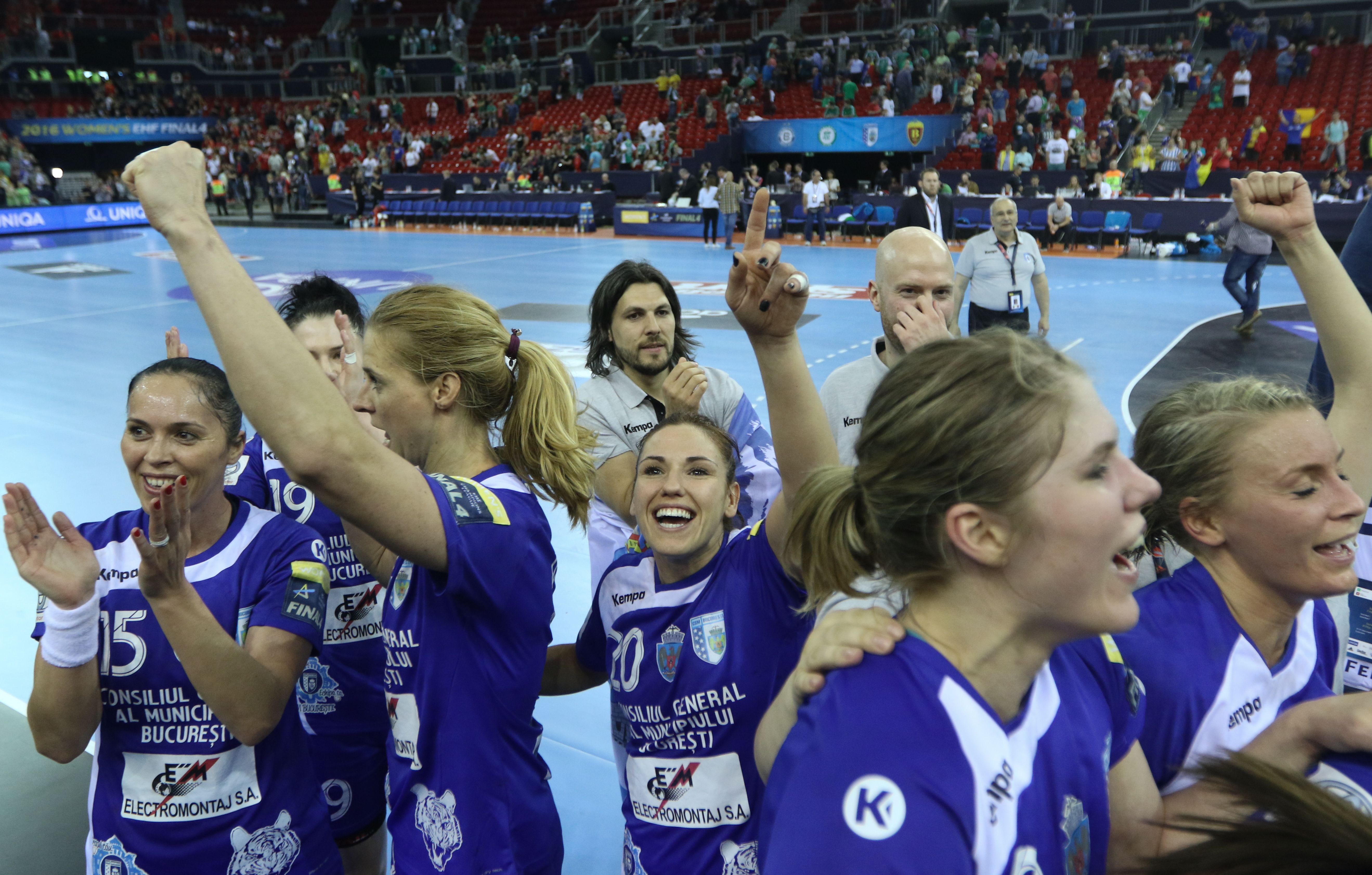 CSM București a sărbătorit calificarea în finala Champions League alături de sute de suporteri veniți la Budapesta! Reacții FOTO
