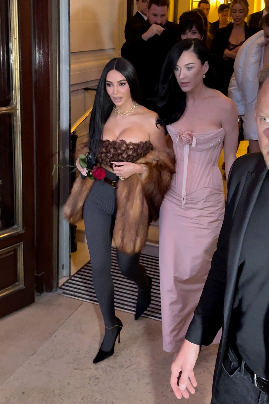 Cum au apărut Kim Kardashian și Katy Perry la petrecerea lui Lauren Sanchez înainte de nuntă. Aceasta se căsătorește cu Jeff Bezos în curând