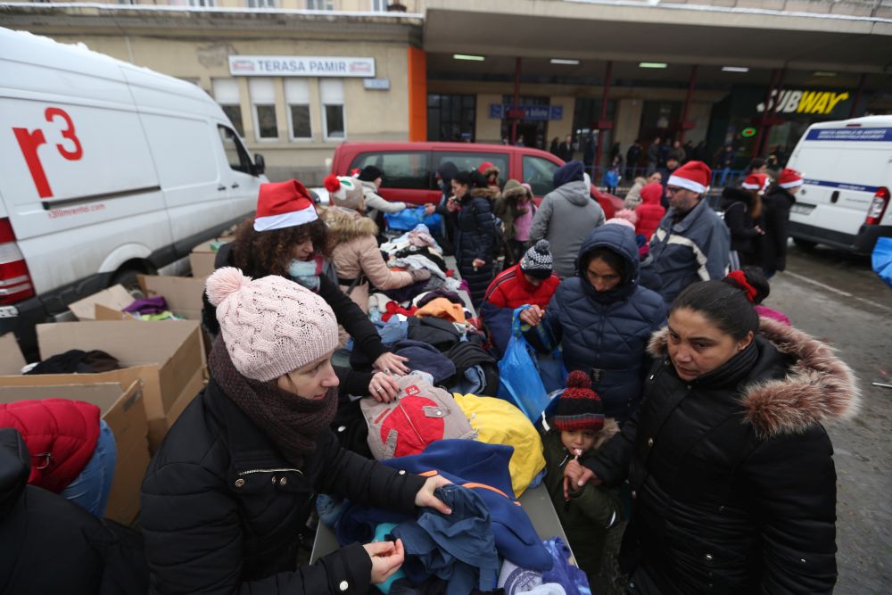 Ambasadorul Marii Britanii la București a servit mâncare oamenilor fără adăpost, în Gara de Nord / FOTO