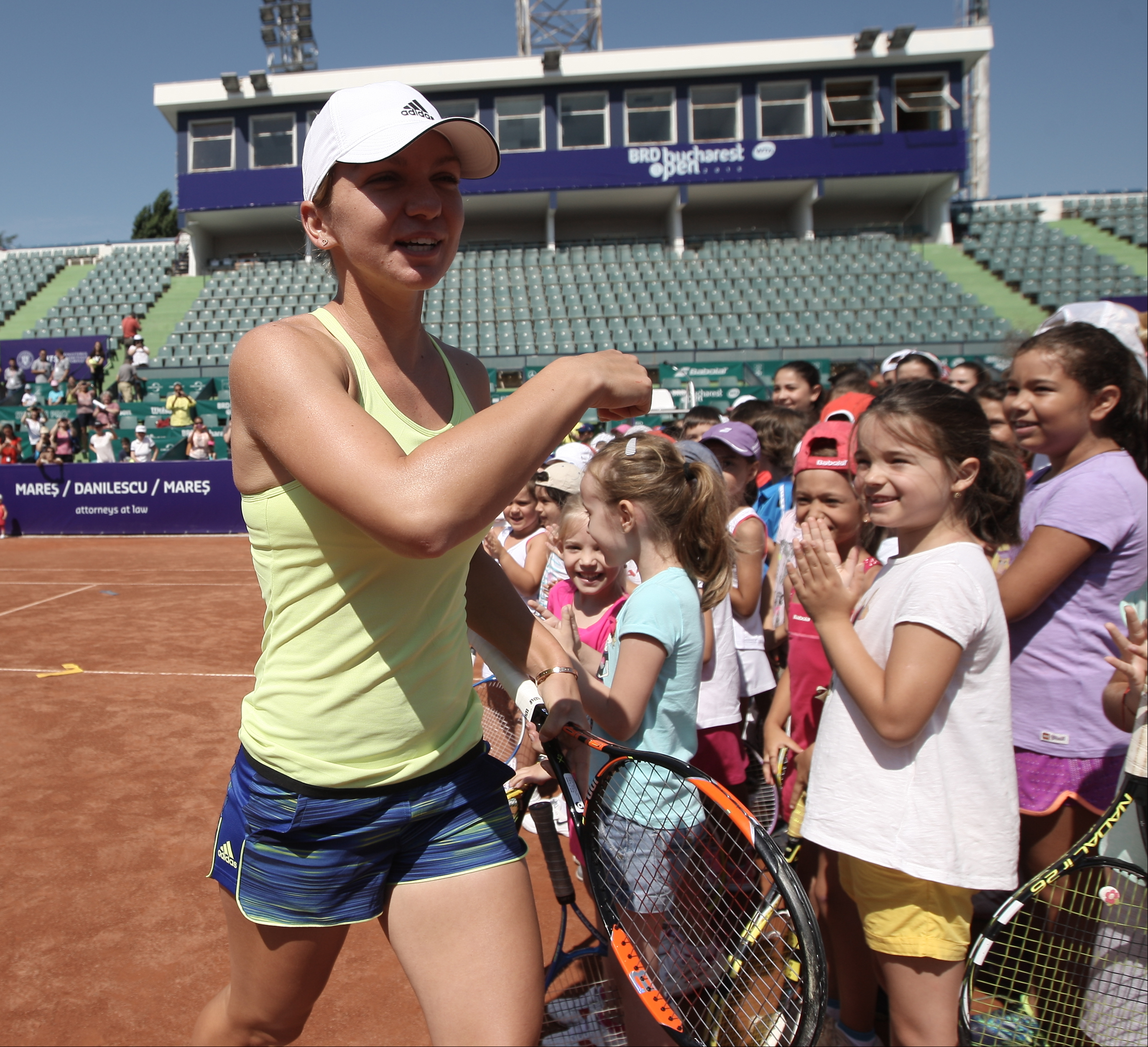 Simona Halep a făcut schimburi de mingi cu peste 100 de copii. Numărul trei mondial WTA a petrecut peste o oră și un sfert pe zgura de la Arenele BNR / ^GALERIE FOTO