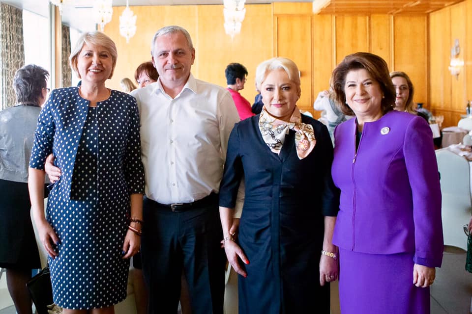 FOTO | Liviu Dragnea şi iubita sa, Irina Tănase, alături de femeile din PSD, de 8 martie. Petrecerea s-a ţinut la o vilă de protocol a statului