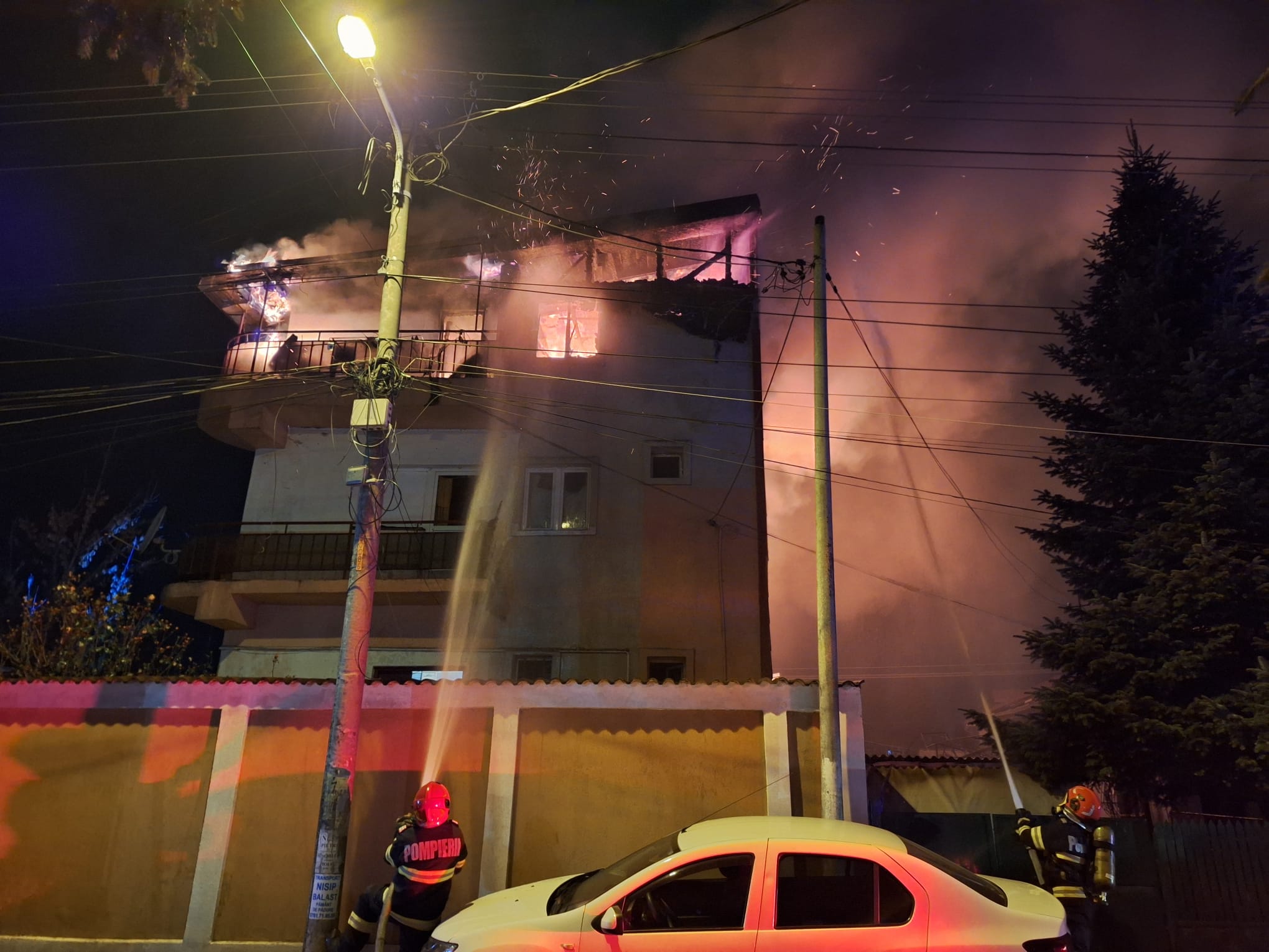 Explozie urmată de incendiu la o casă din sectorul 5 al Capitalei. Patru persoane, transportate la spital