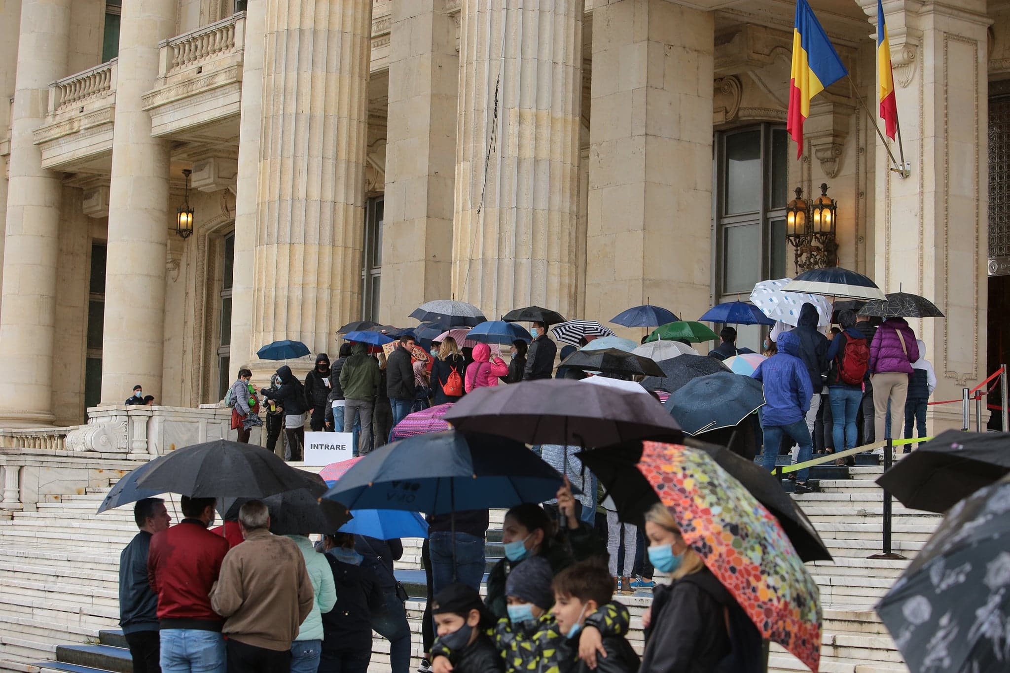 Cozi la Palatul Parlamentului, care poate fi vizitat gratuit astăzi, de Ziua Copilului