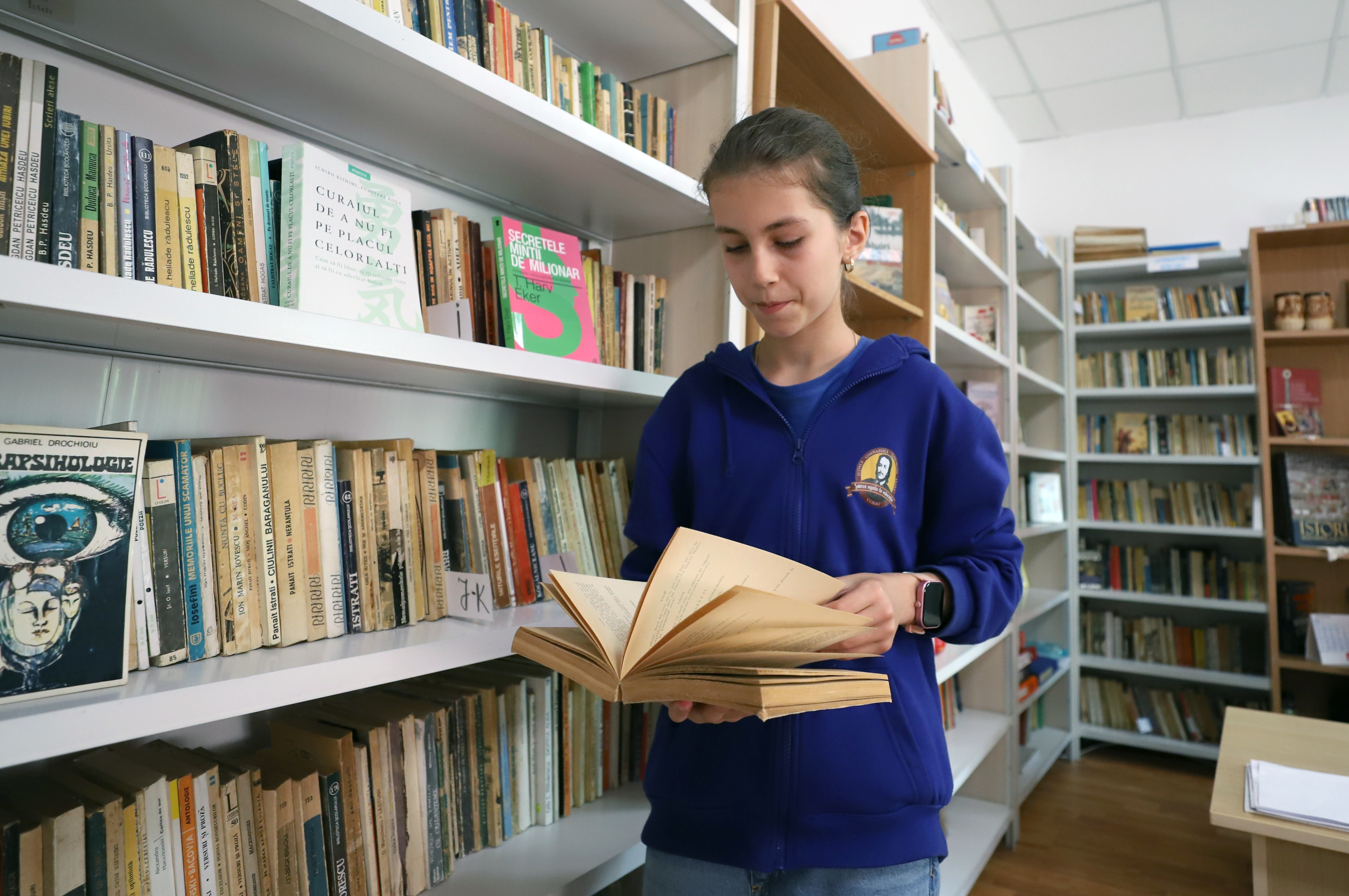 Curiosul caz al fetiţei de 12 ani care citeşte cărţi împrumutate de la biblioteca din sat. „TikTok nu-ţi dezvoltă nici creierul, nici imaginația, nici componentele lingvistice”, spune ea