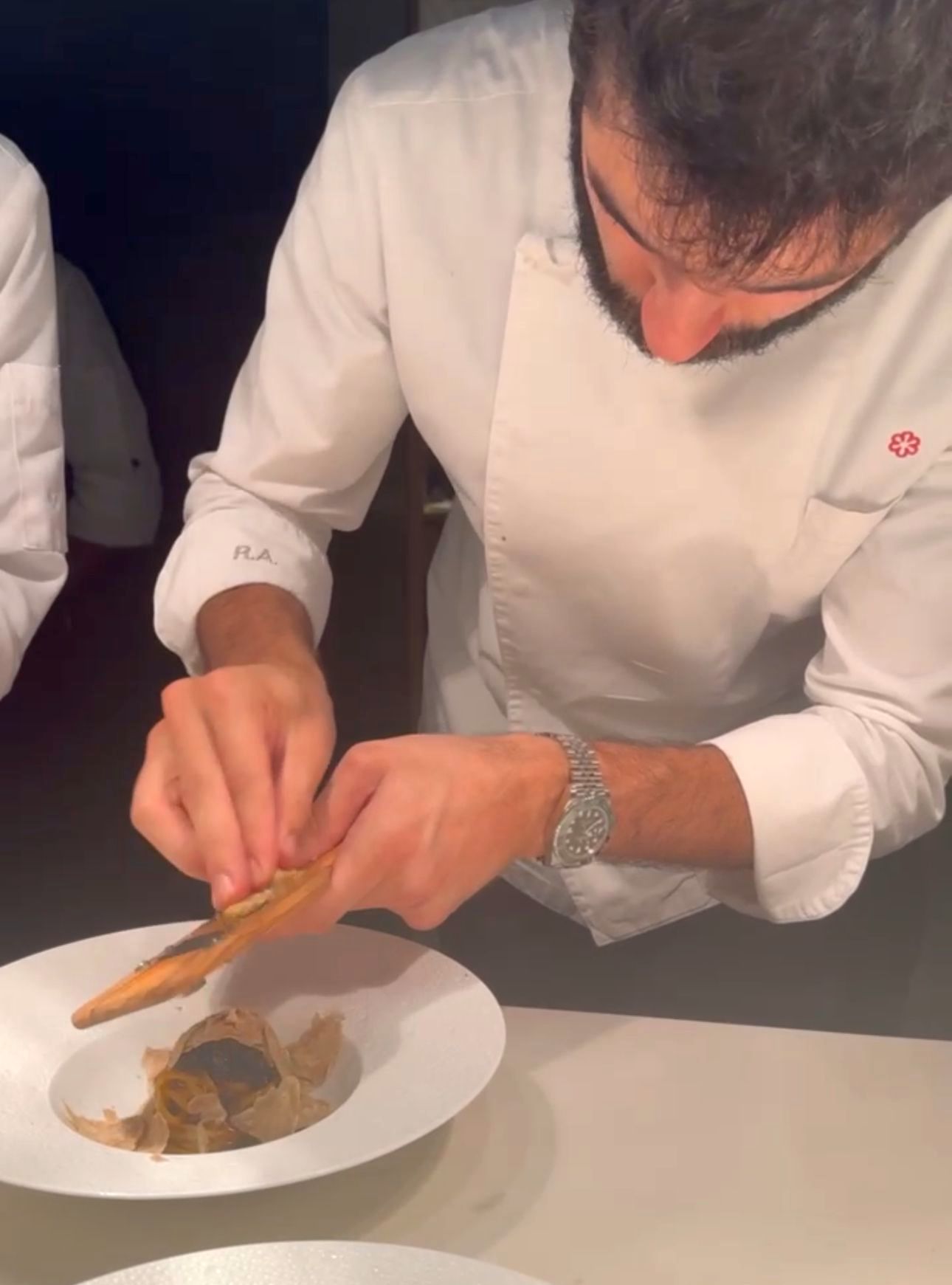 Un român a gătit o trufă la o cină exclusivistă de 10.000 de euro, într-un restaurant cu o stea Michelin, din Italia