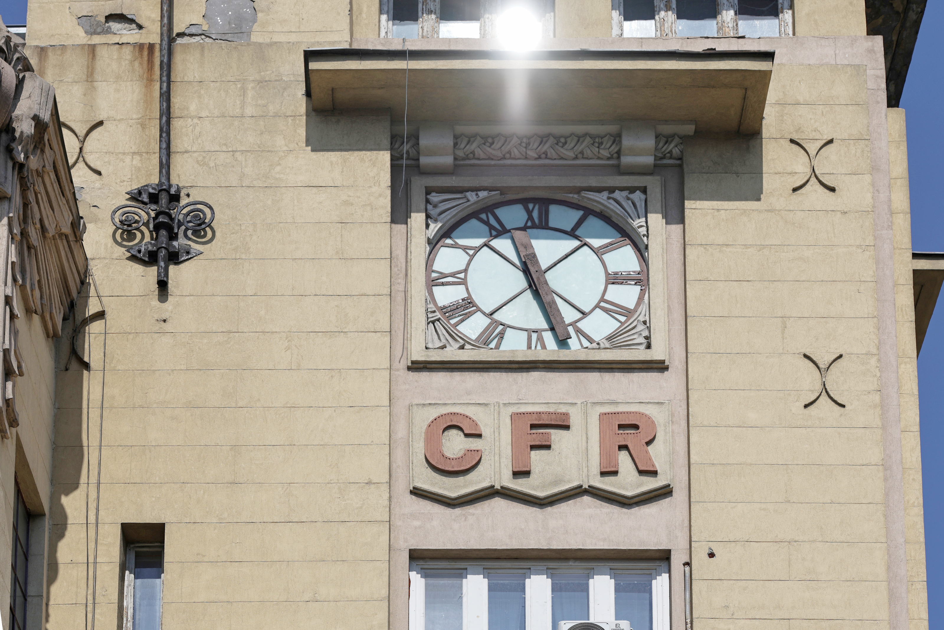 Icoane, merdenele și chiloți. Între istorie și mizerie: ce s-a ales de una dintre cele mai importante clădiri din București