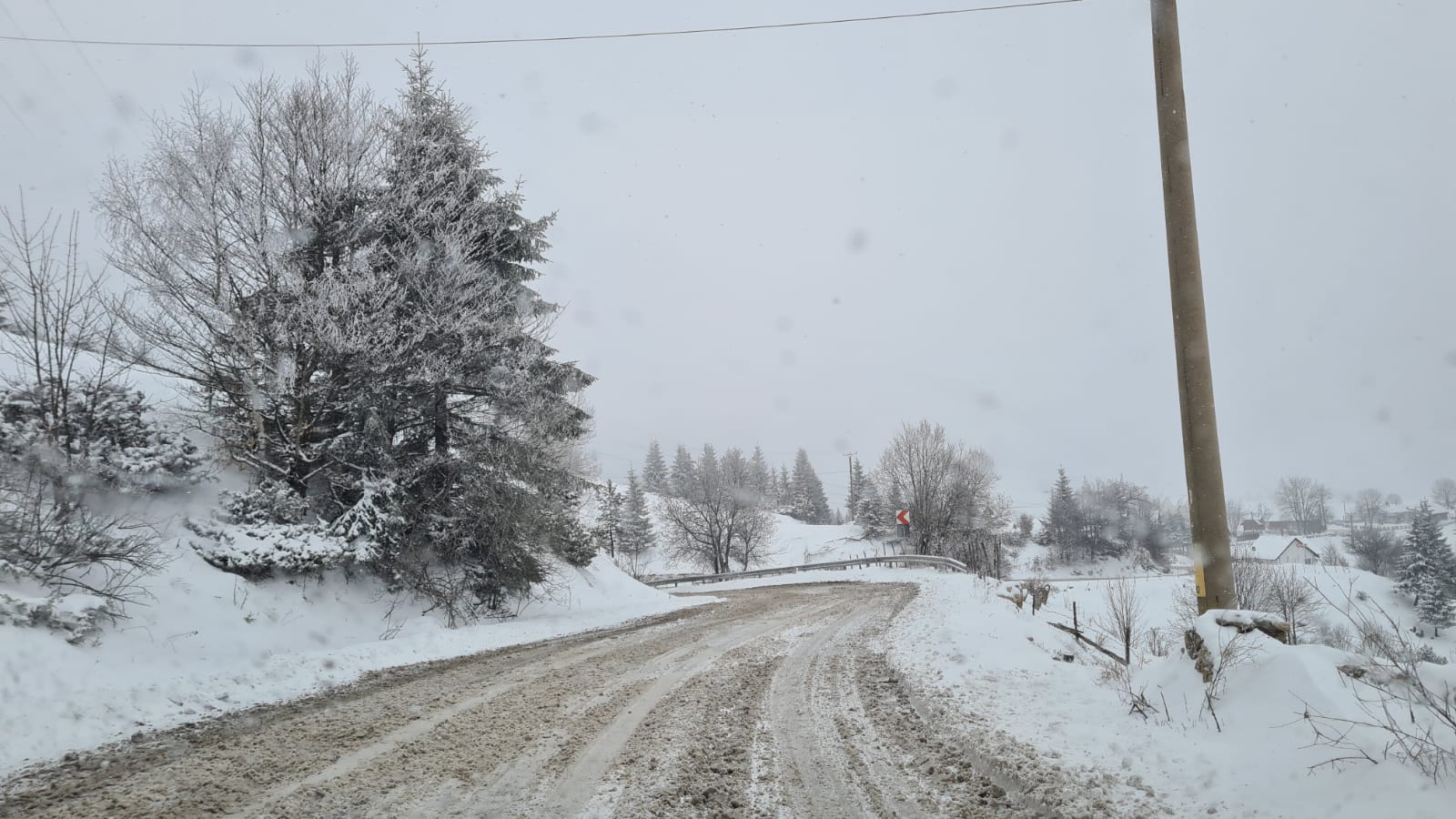 Ninsori abundente în Brașov, în aprilie. Mai multe mașini au rămas blocate din cauza zăpezii
