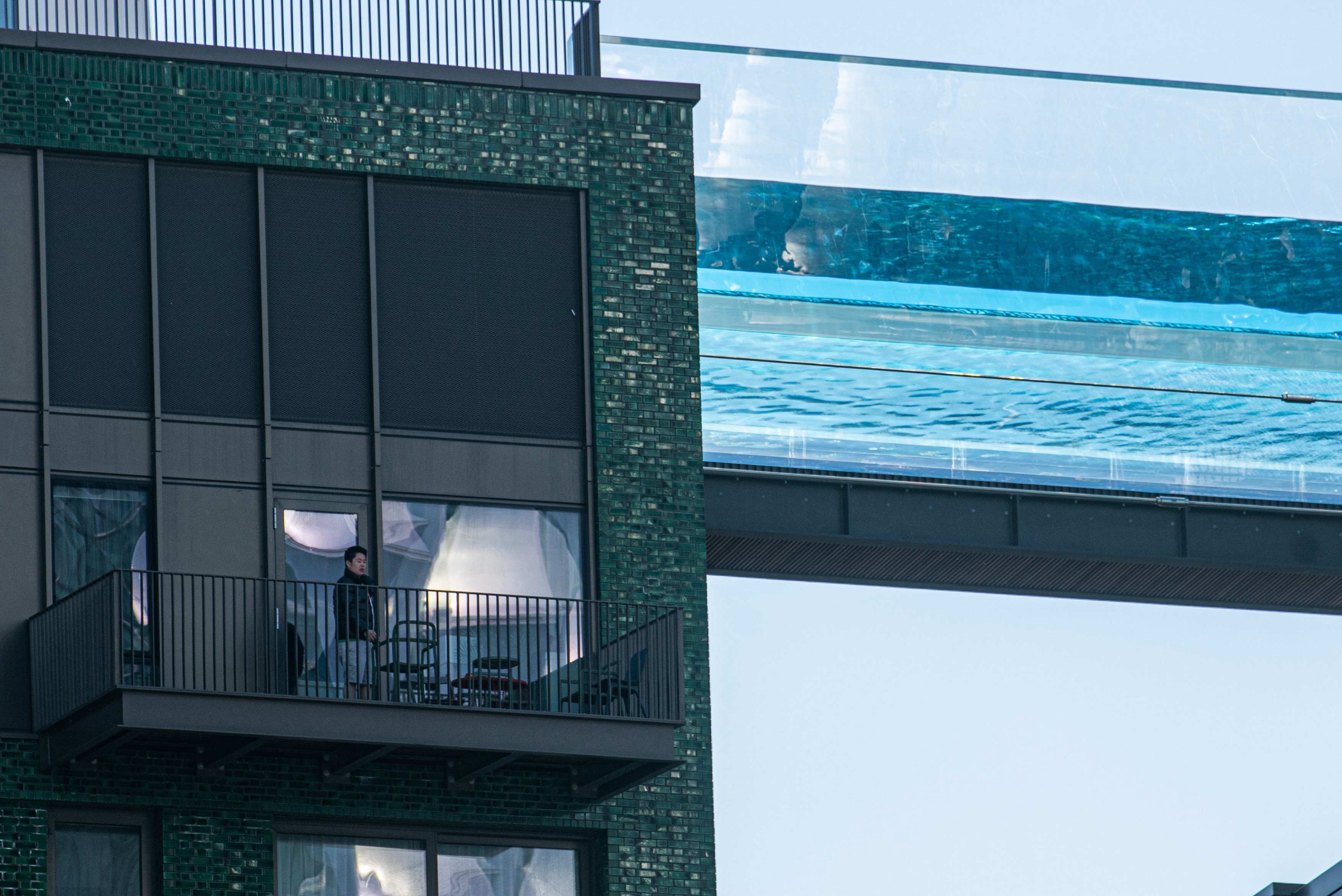 Cum arată piscina unicat din Londra, construită la 35 m înălțime, între două blocuri