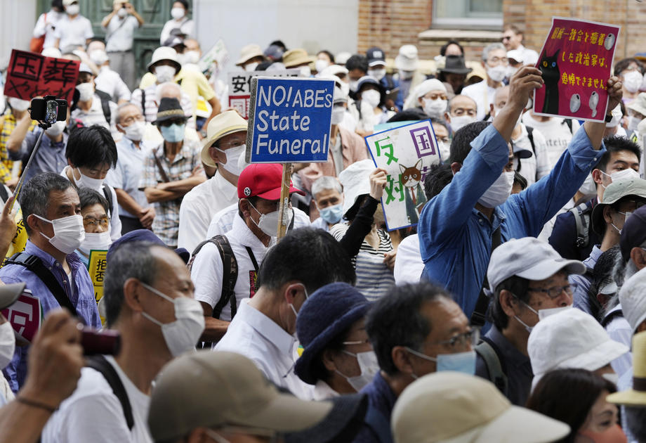 Funeralii de stat pentru fostul premier Shinzo Abe. Sute de oameni protestează pentru costurile ridicate ale ceremoniilor