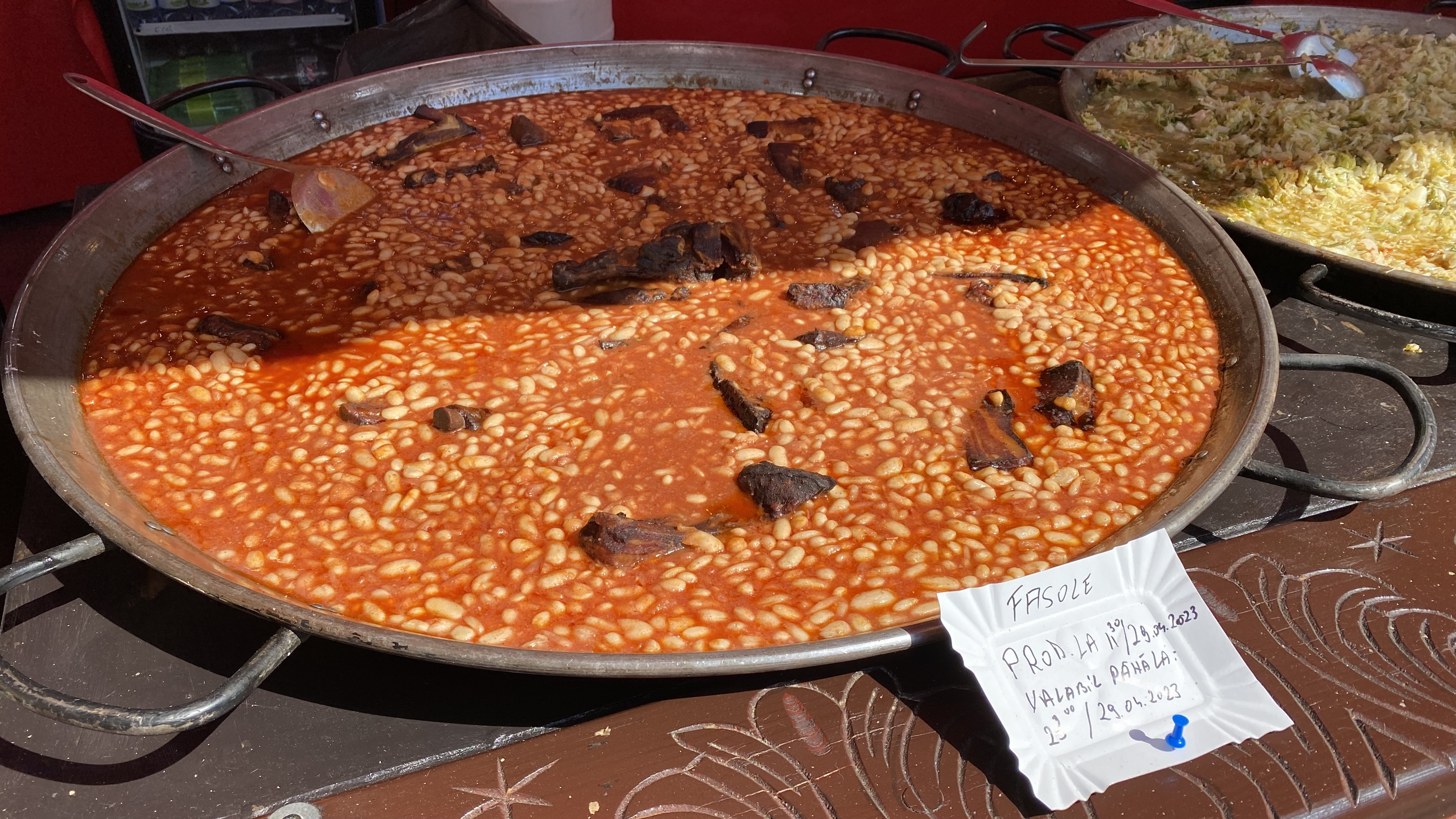 Evenimente gastronomice de 1 Mai în București: mici de un metru în parcul IOR și festin culinar lângă Arena Națională