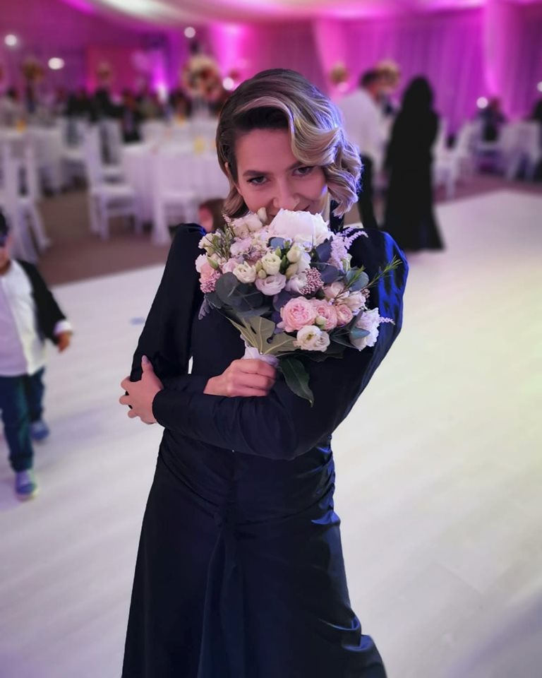 Ce ținută a purtat Lidia Buble la nunta surorii ei. "Era mai bine să te îmbraci cu altă culoare" | FOTO