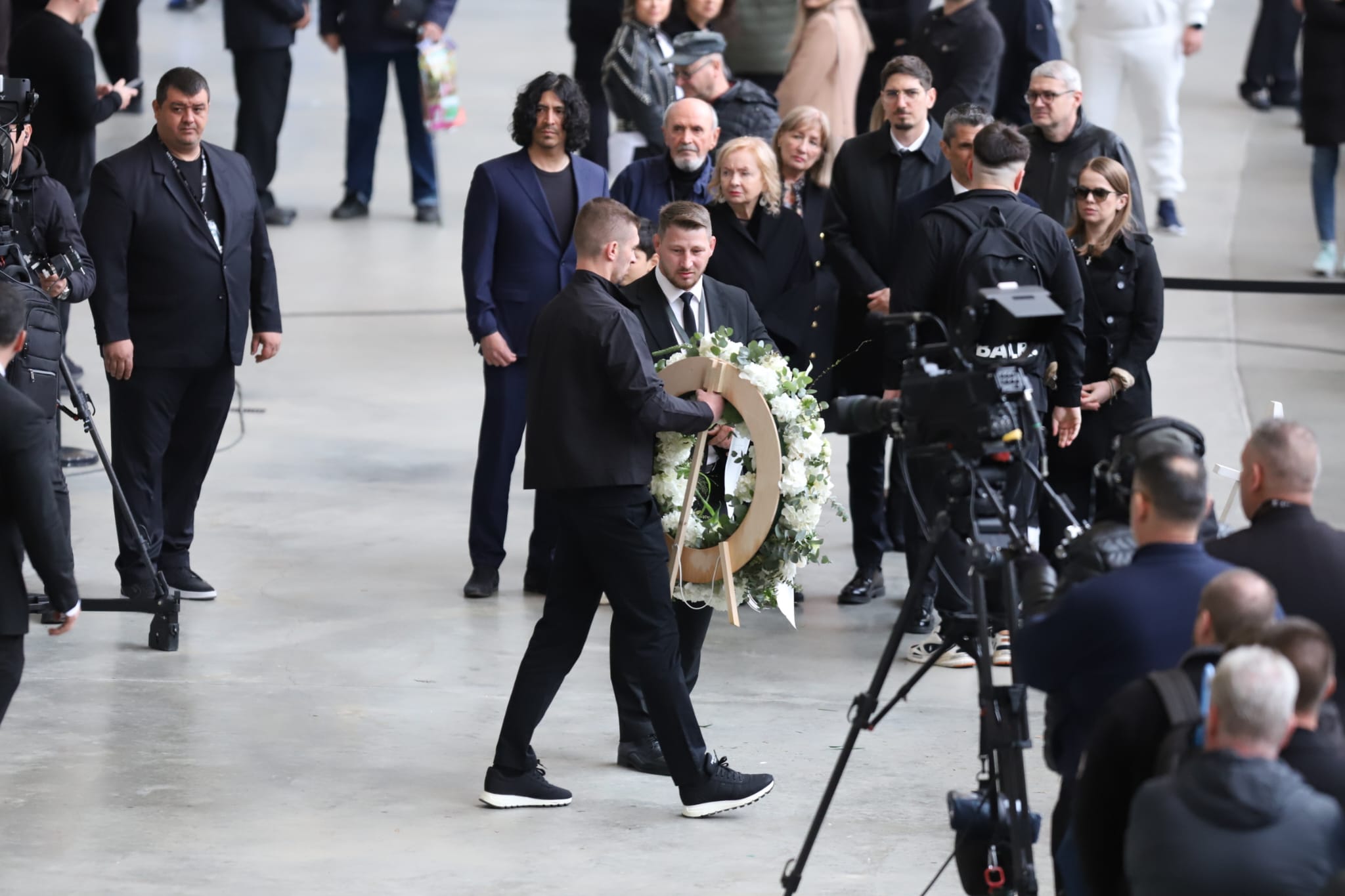 Livetext Mii de români își iau adio de la Mircea Lucescu la Arena Națională înainte de funeraliile cu onoruri militare / „Leucemia i-a provocat și grăbit sfârșitul”