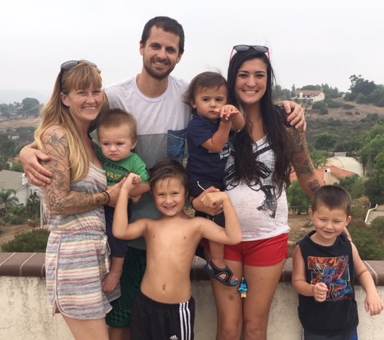 FOTO | Viața unei familii poliamoroase. Două femei și un bărbat așteaptă împreună venirea celui de-al cincilea copil