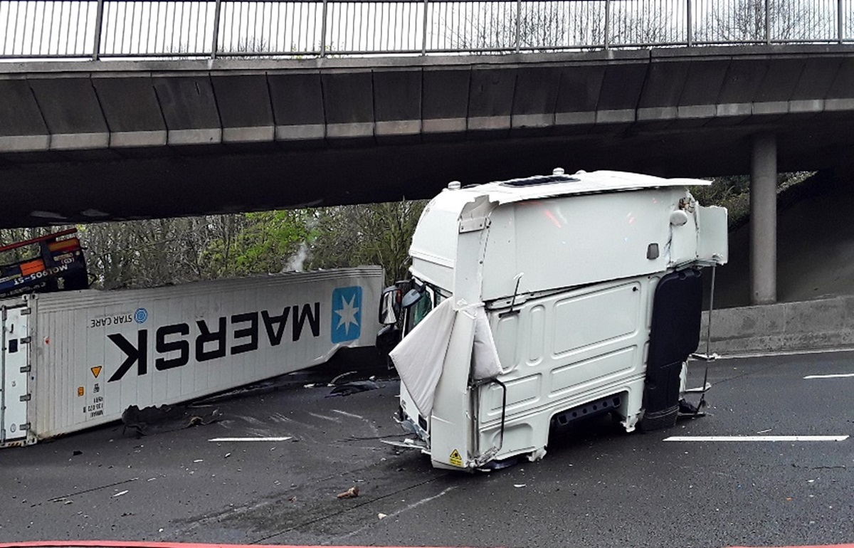Camion rupt în două și cuprins de flăcări, cabina a fost aruncată de pe șasiu și motorul împrăștiat pe carosabil, pe o autostradă din Anglia