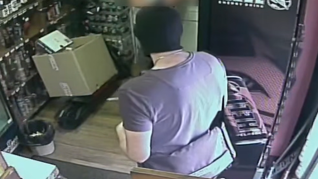 Injekciós tűvel fenyegetőzött: fekete maszkos alak rabolt ki egy dohányboltot Salgótarjánban - videó!