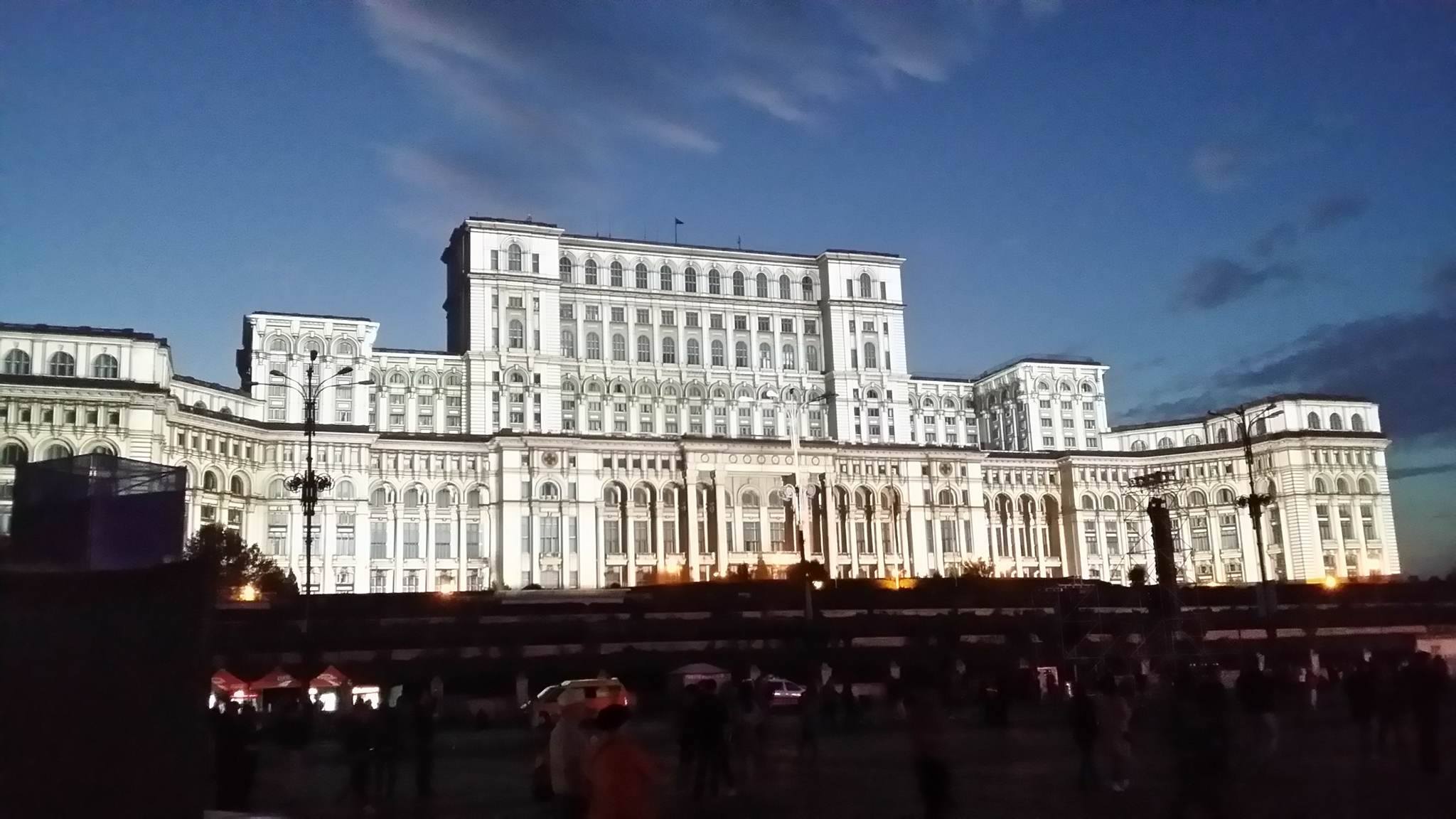 iMapp 2016. Spectacol în Piața Constituției. 104 de proiectoare schimbă faţada Palatului Parlamentului