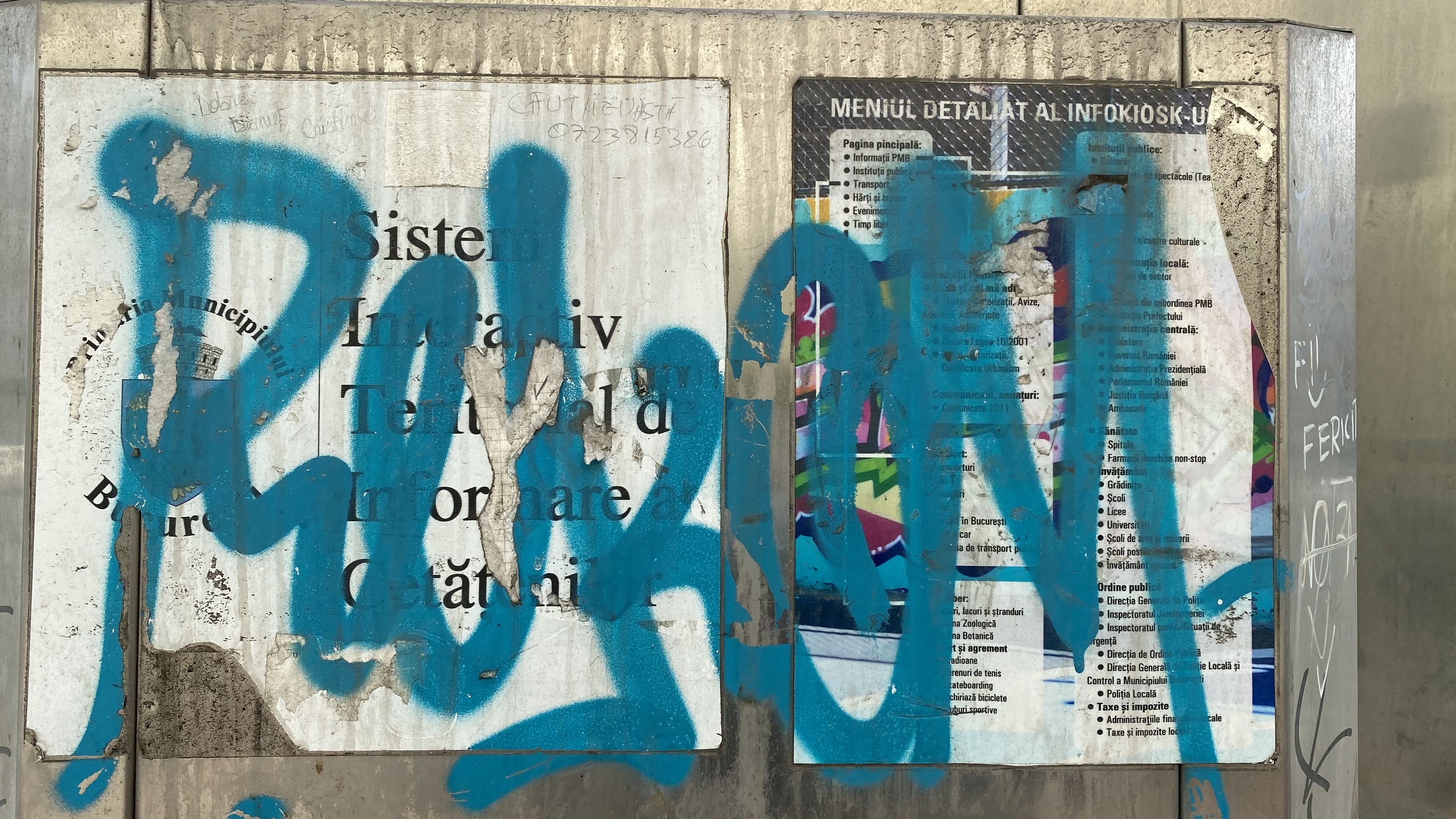 De 9 ani, chioșcurile informative de 400.000 de euro, care au funcționat doar câteva luni, zac vandalizate și inutile în centrul Bucureștiului