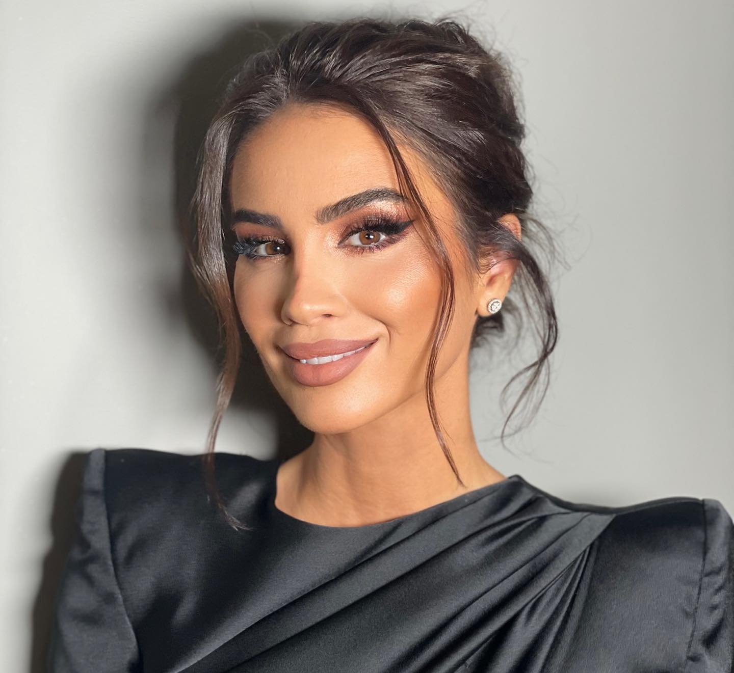 Cum a apărut Geanina Ilieș la liceul unde băiatul ei a dat Bacalaureatul. Îmbrăcată în galben și cu geanta Louis Vuitton pe umăr, vedeta a avut emoții