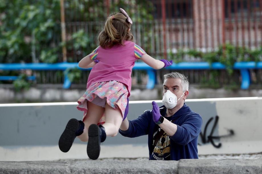 Bucurie în Spania: peste șase milioane de copii pot să iasă din nou din case, după o lună și jumătate de carantină