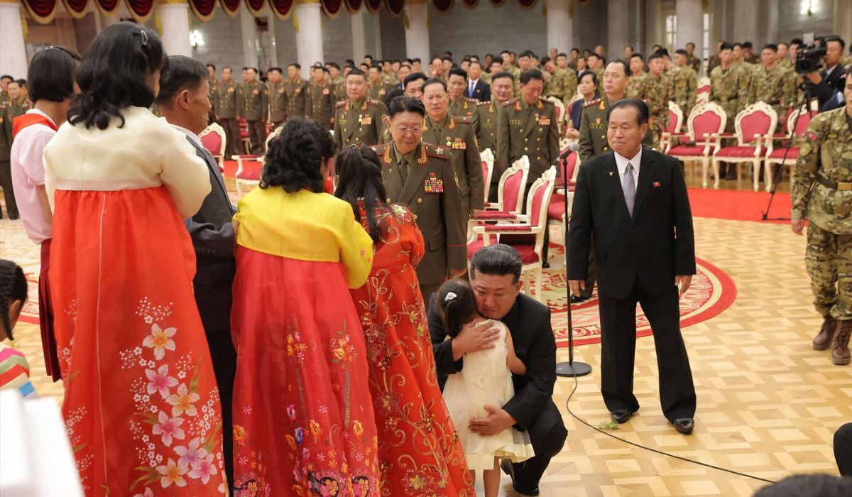 Kim Jong-un, în genunchi în fața fotografiilor soldaților nord-coreeni morți în războiul din Ucraina: „Au îndurat rafale de gloanțe”
