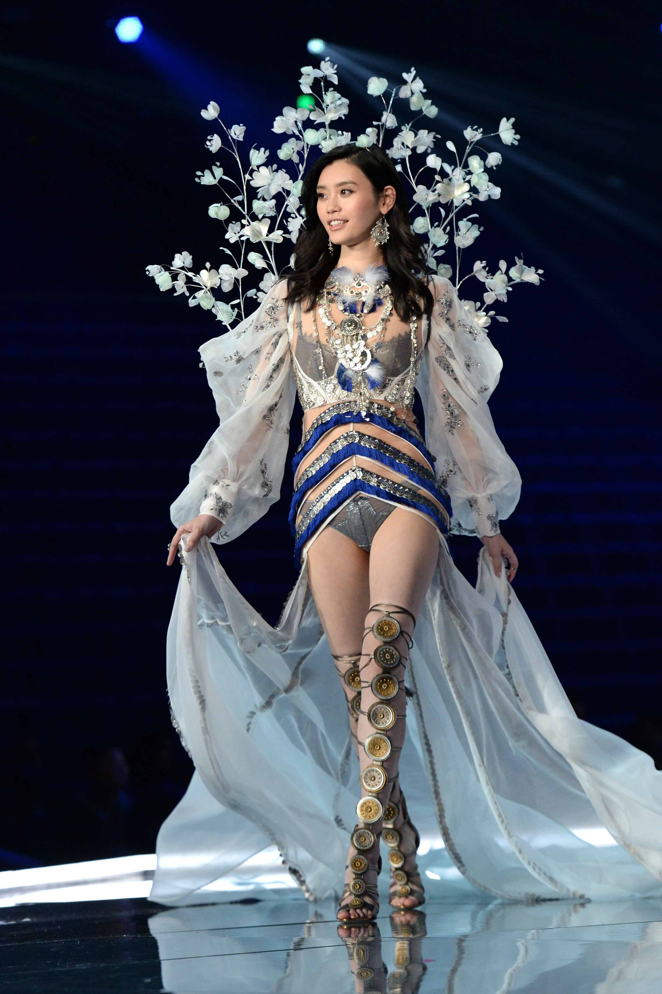 GALERIE FOTO | Incidente la showul Victoria's Secret din Shanghai: un model a căzut pe podium, două celebrități nu au primit viză