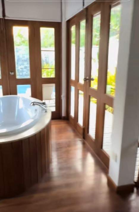 Imagini din vila de lux în care Theo Rose s-a cazat în Maldive. Cum a reacționat tatăl artistei când a văzut baia