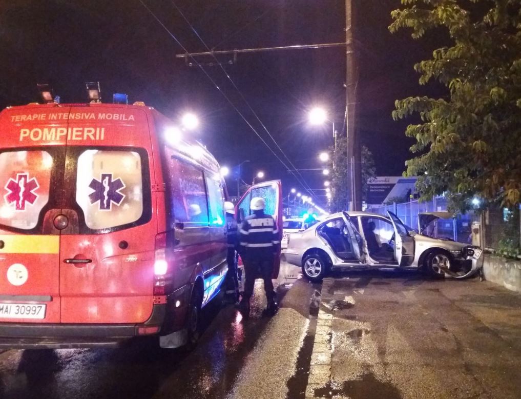Accident în Cluj din cauza vitezei. Trei tineri, printre care o adolescentă de 16 ani, răniți grav