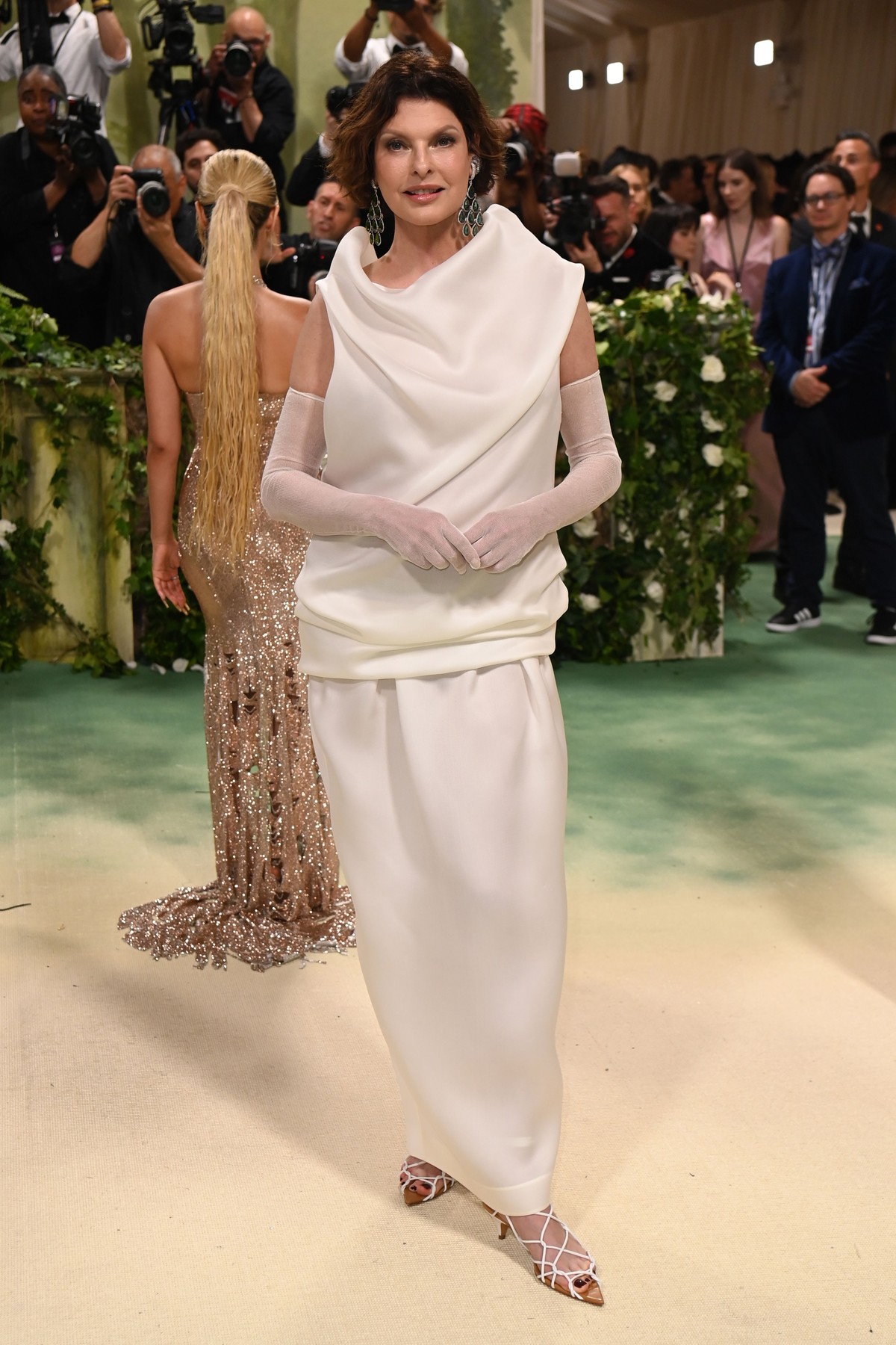 Linda Evangelista, revenire rafinată la Met Gala după 9 ani de absență. A stat izolată după ce a fost desfigurată de o procedură estetică