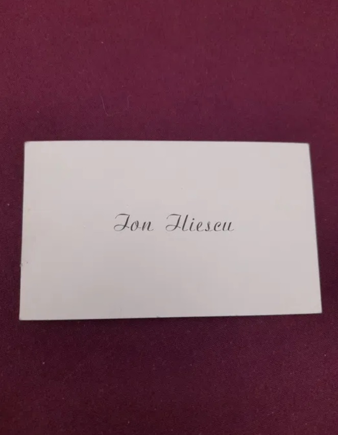 Cu cât se vinde o carte cu autograful lui Ion Iliescu. Prețul e destul de ridicat