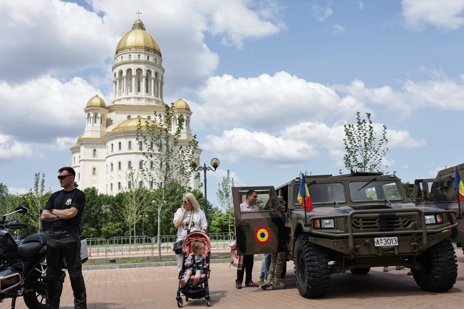 Copiii au cucerit curtea Parlamentului României: de la sport și antrenamente cu vedete la tehnică militară