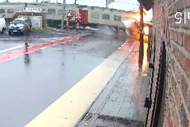 Momentul în care un camion este spulberat de un tren care s-a oprit după 350 de metri, în Belgia: „Arăta ca după bombardament”