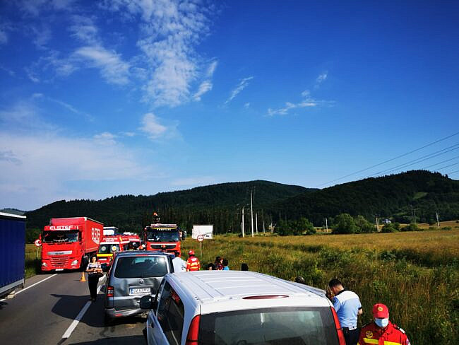 VIDEO | Accident cu două microbuze și un autoturism la Gura Humorului. A fost activat Planul Roșu de Intervenție