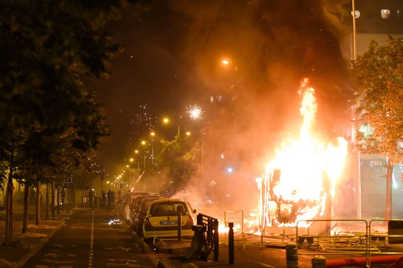 Proteste violente în Franța după ce poliția a împușcat mortal un adolescent de 17 ani care a refuzat să oprească în trafic