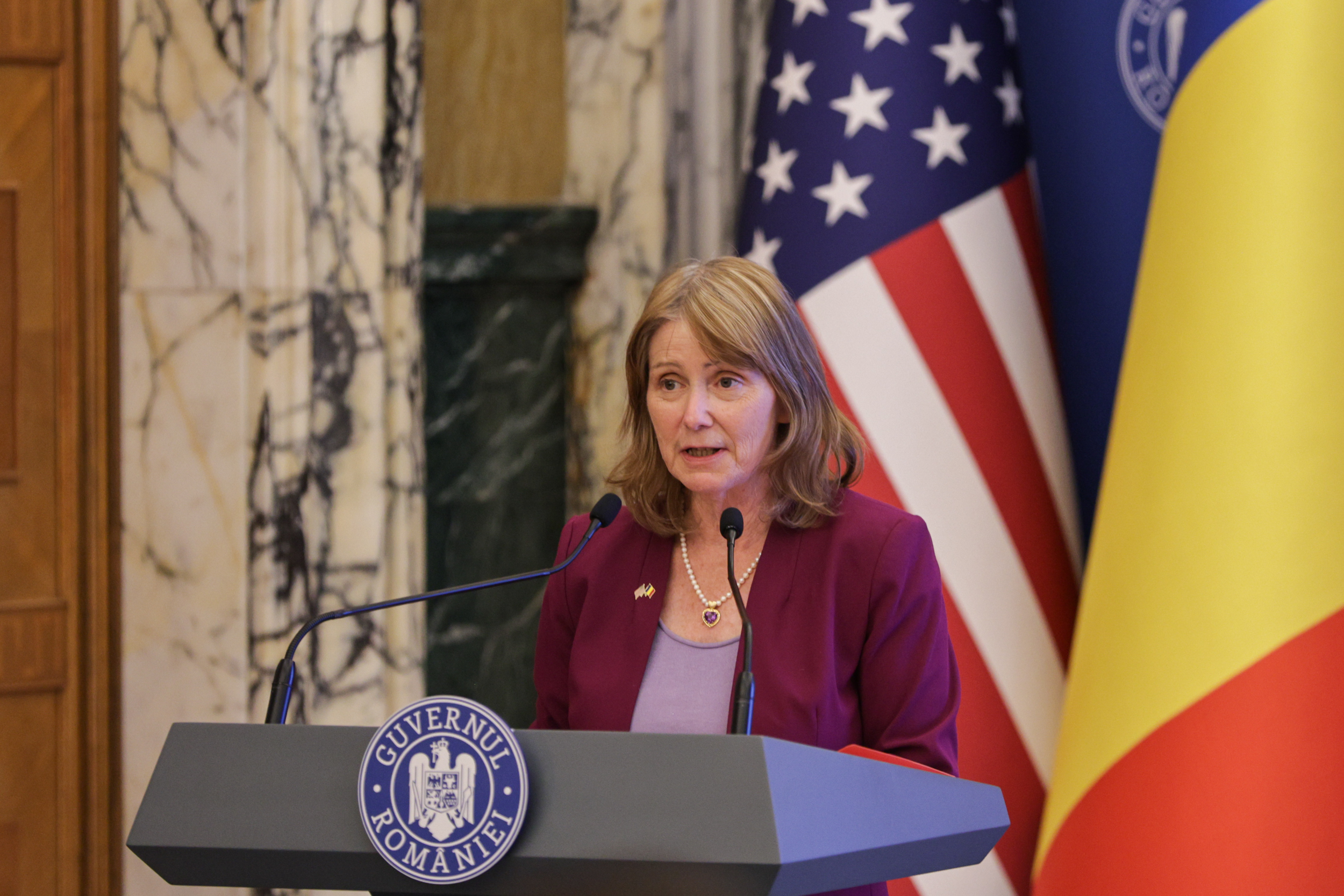Românii pot călători în SUA fără vize din 31 martie. Decizia, oficializată de Marcel Ciolacu, ambasadoarea SUA și Hagi: „Un moment istoric”
