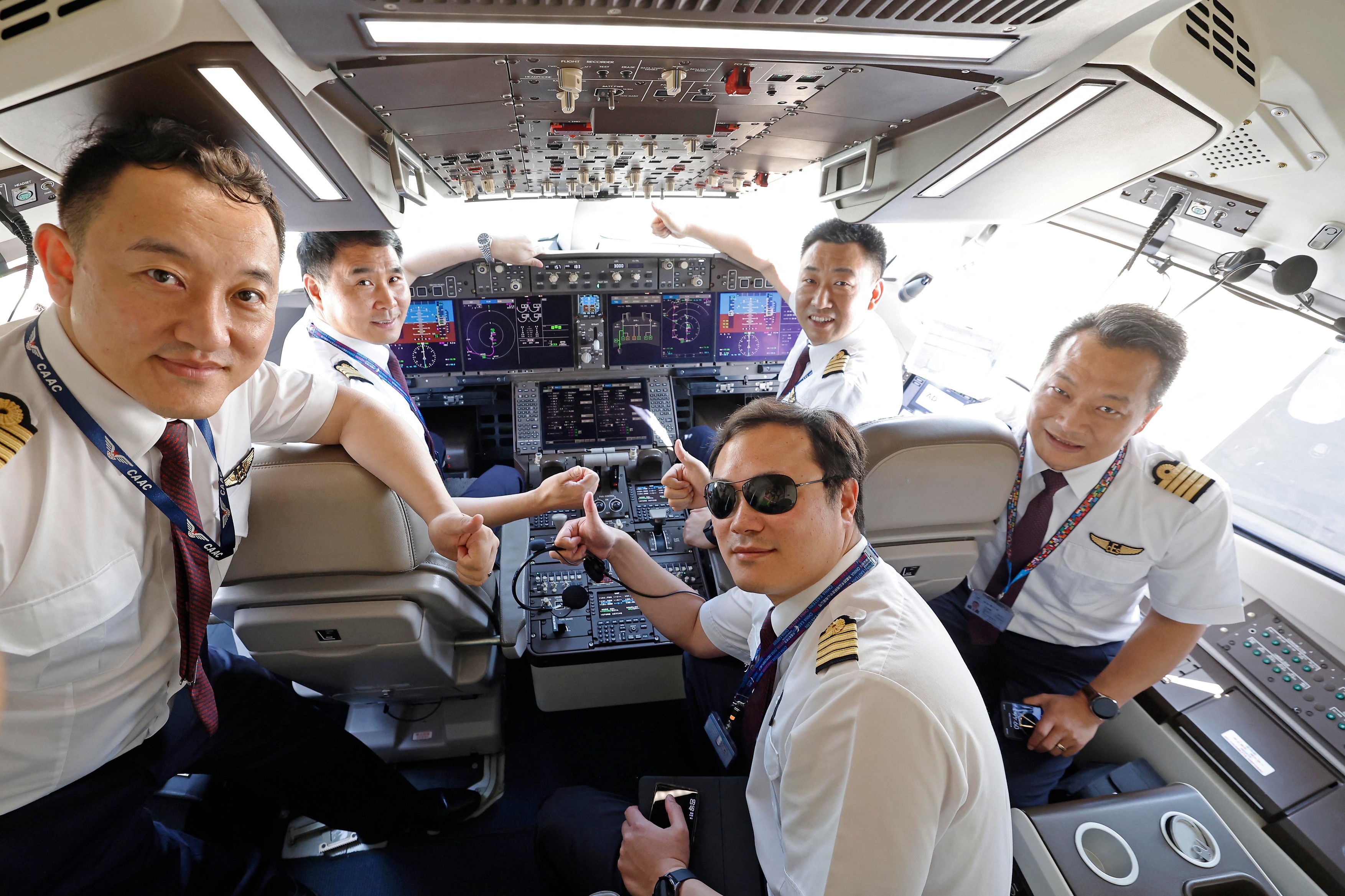 Primul avion de linie al Chinei, C919, a efectuat zborul comercial inaugural. Aeronava este menită să concureze cu modelele Boeing și Airbus