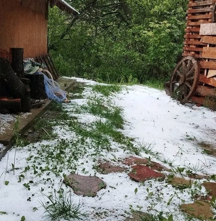 Vijelii și grindină în mai multe zone din țară, unde au fost alerte meteo. Cum va fi vremea în zilele următoare