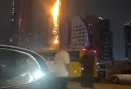 Videón, ahogy lángol a világ legelitebb luxusszállója Dubajban: fáklyaként égett a Burdzs al-Arab