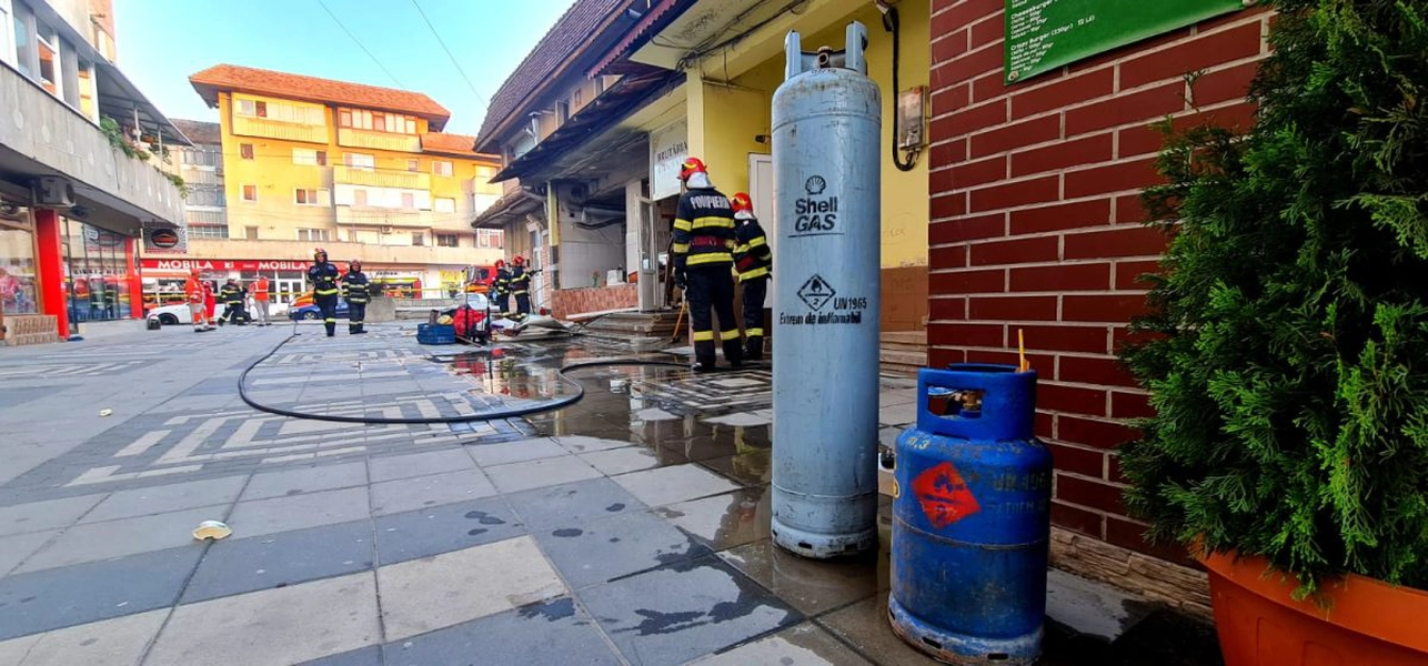 Explozie la o pizzerie din Pașcani. Proprietarul a fost rănit, iar un bloc a fost evacuat
