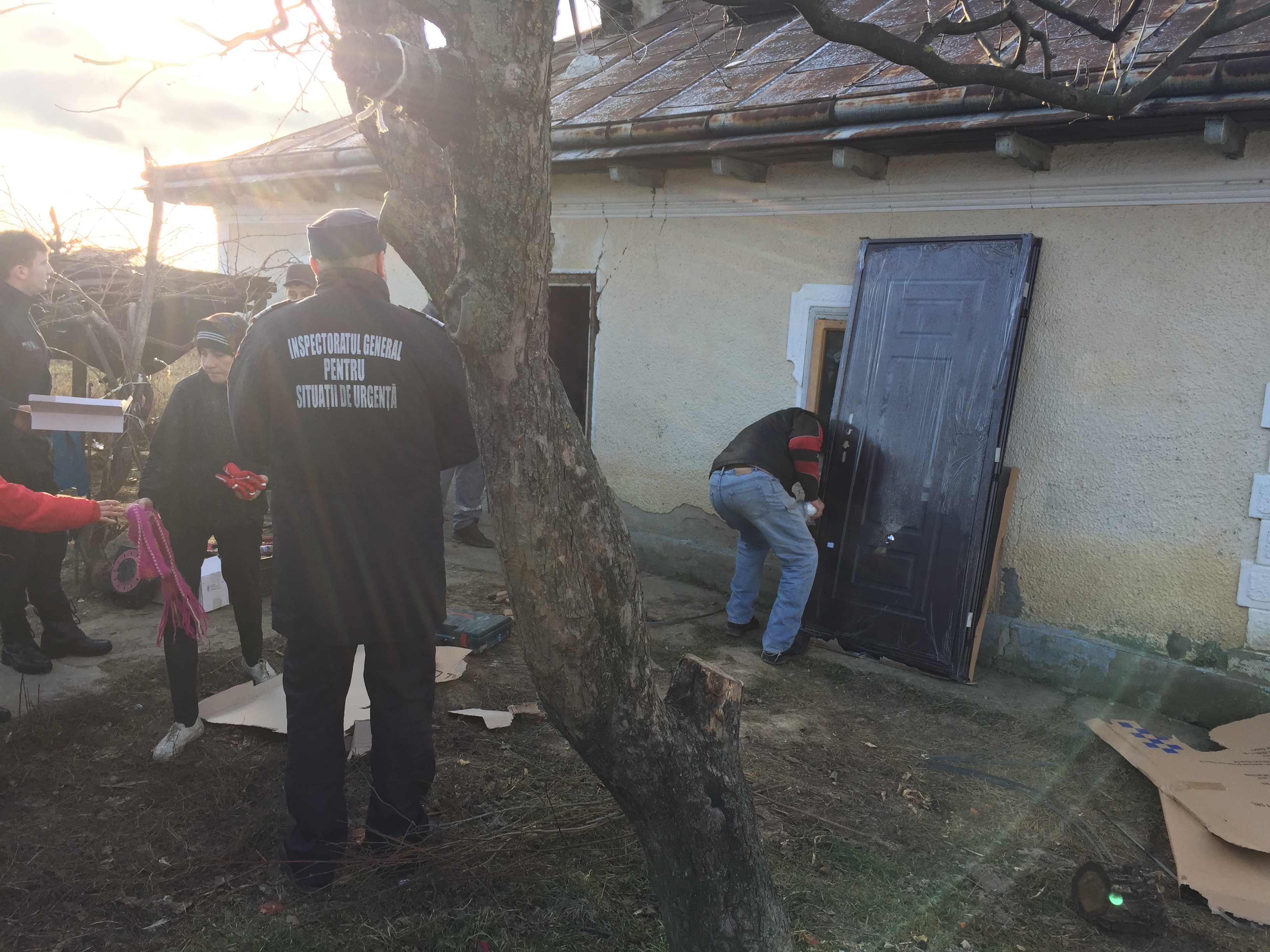 Pompierii au adus bucurie în sufletul unor copii GALERIE FOTO