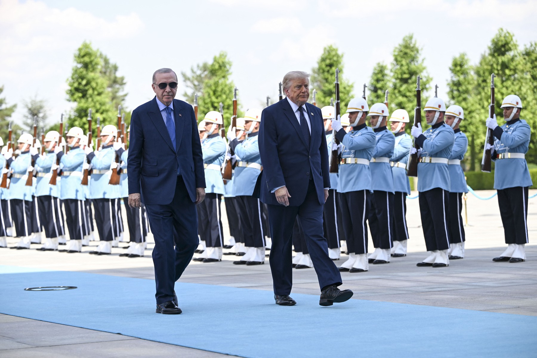 Emmanuel Macron, moment stânjenitor la întâlnirea cu soția lui Erdoğan, la Summitul NATO de la Ankara. Gestul nepotrivit făcut de președintele Franței