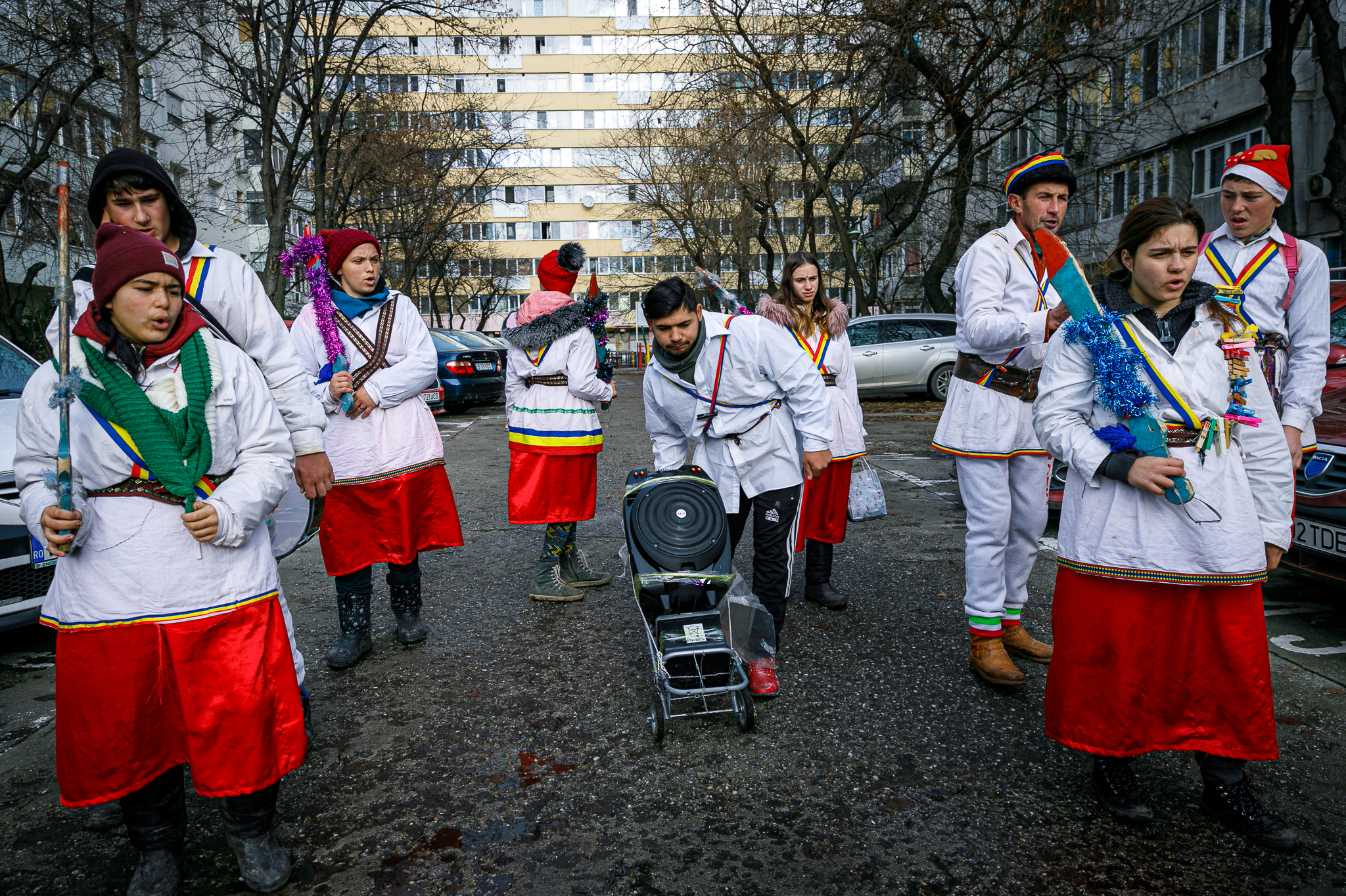 La Dărmănești, Bacău, jocul ursului datează de secole. Tradiția nu exclude boxele, inspirația de pe YouTube și mersul cu metroul în Capitală: “Urșii mei nu trebuie tunși, numai cheptănați și unși!”