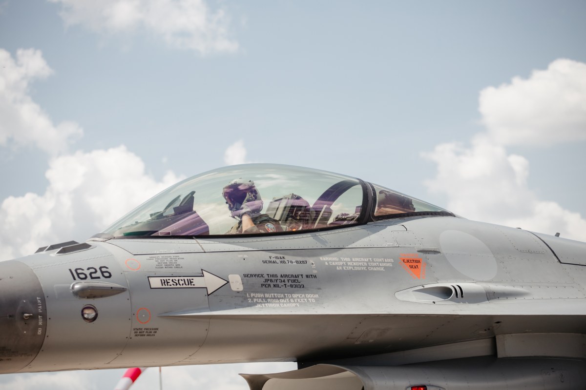 Alte trei avioane F-16 cumpărate din Norvegia au ajuns în România. Cât au costat avioanele care fac tranziția spre F35