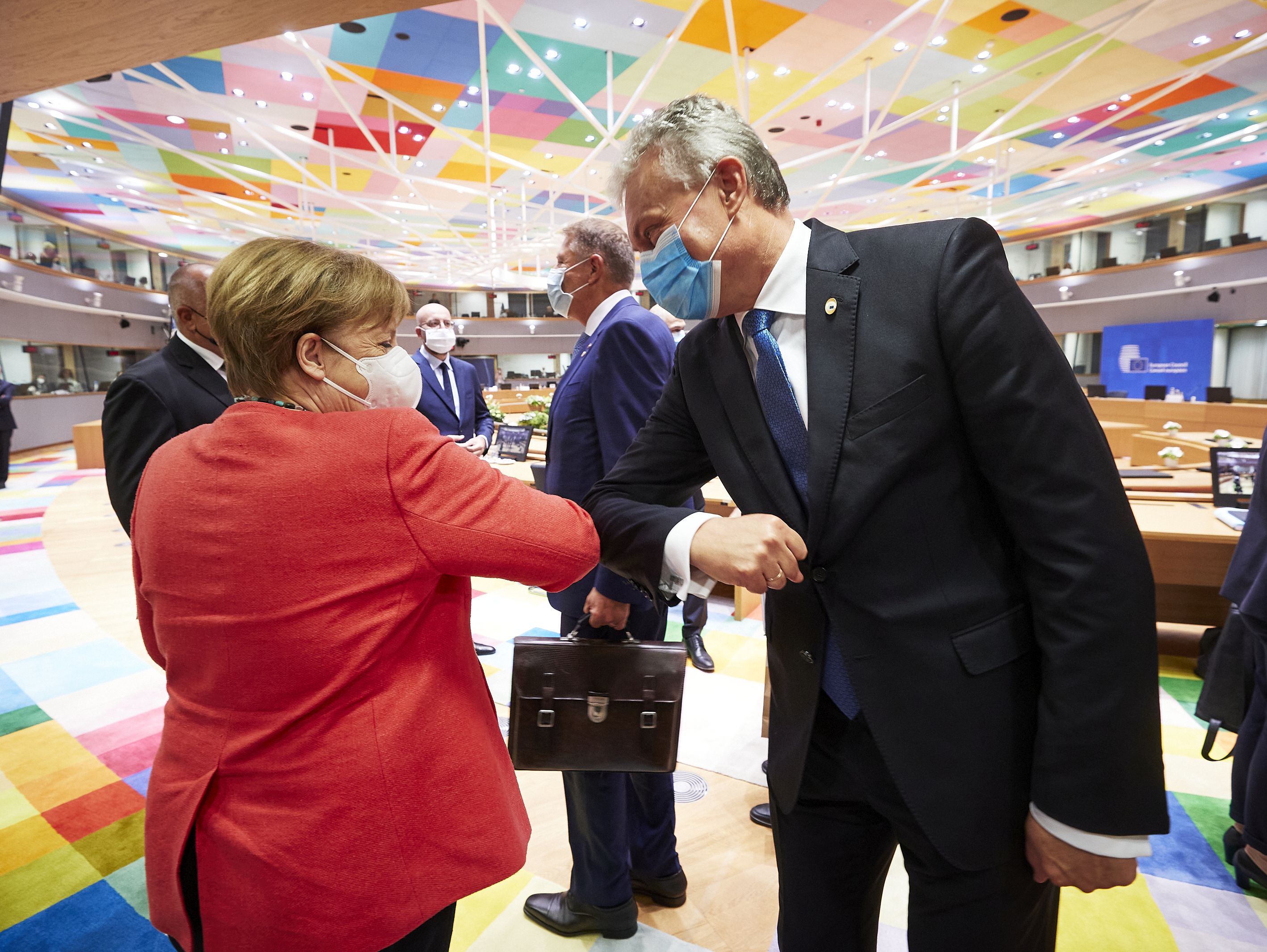 FOTO/VIDEO | Imagini virale la Consiliul European: Iohannis și liderii UE se salută cu coatele, premierul Bulgariei poartă masca în mod incorect