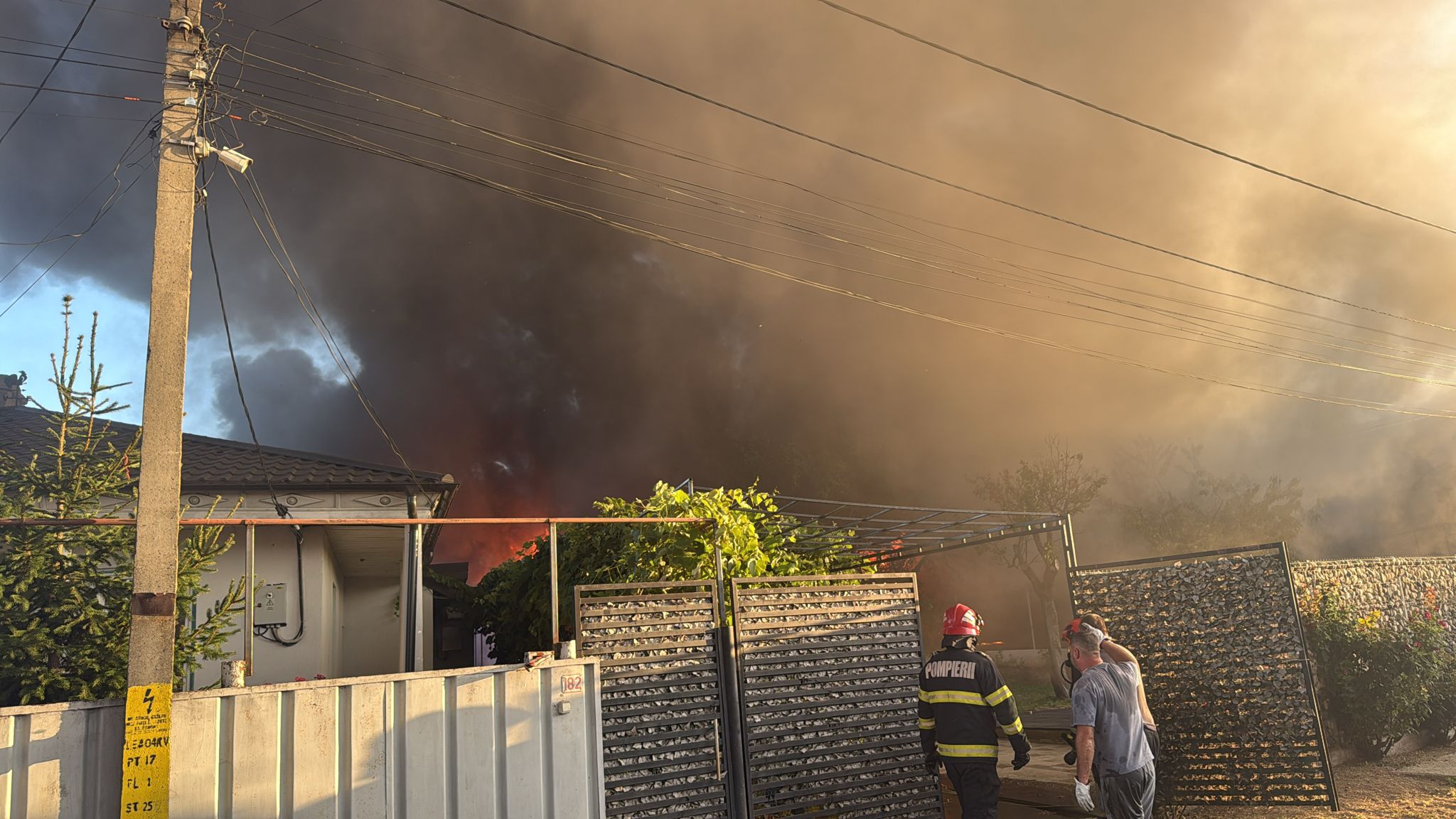Incendiu violent la o hală din Galați. Flăcările au cuprins sute de metri pătrați. Cauza focului a fost stabilită de pompieri