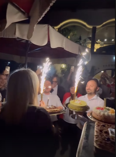 Imagini de la petrecerea Loredanei Groza, care a împlinit 55 de ani. A cântat alături de mama ei și s-a distrat alături de Iulia Vântur și Andreea Esca