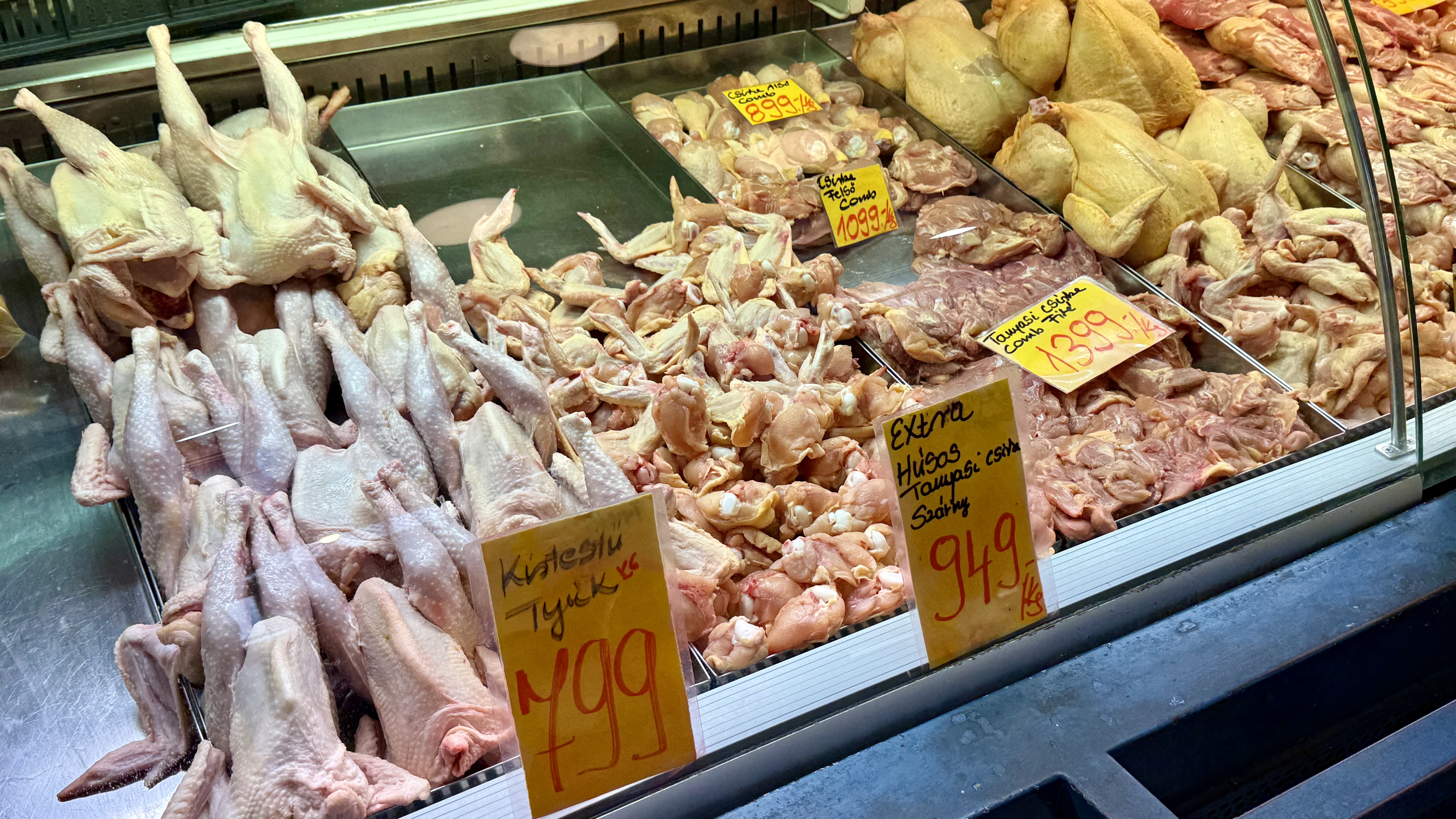 Spectacol culinar total la doi pași de România. Cât costă o porție de gulaș și ce-am descoperit într-o piață unicat