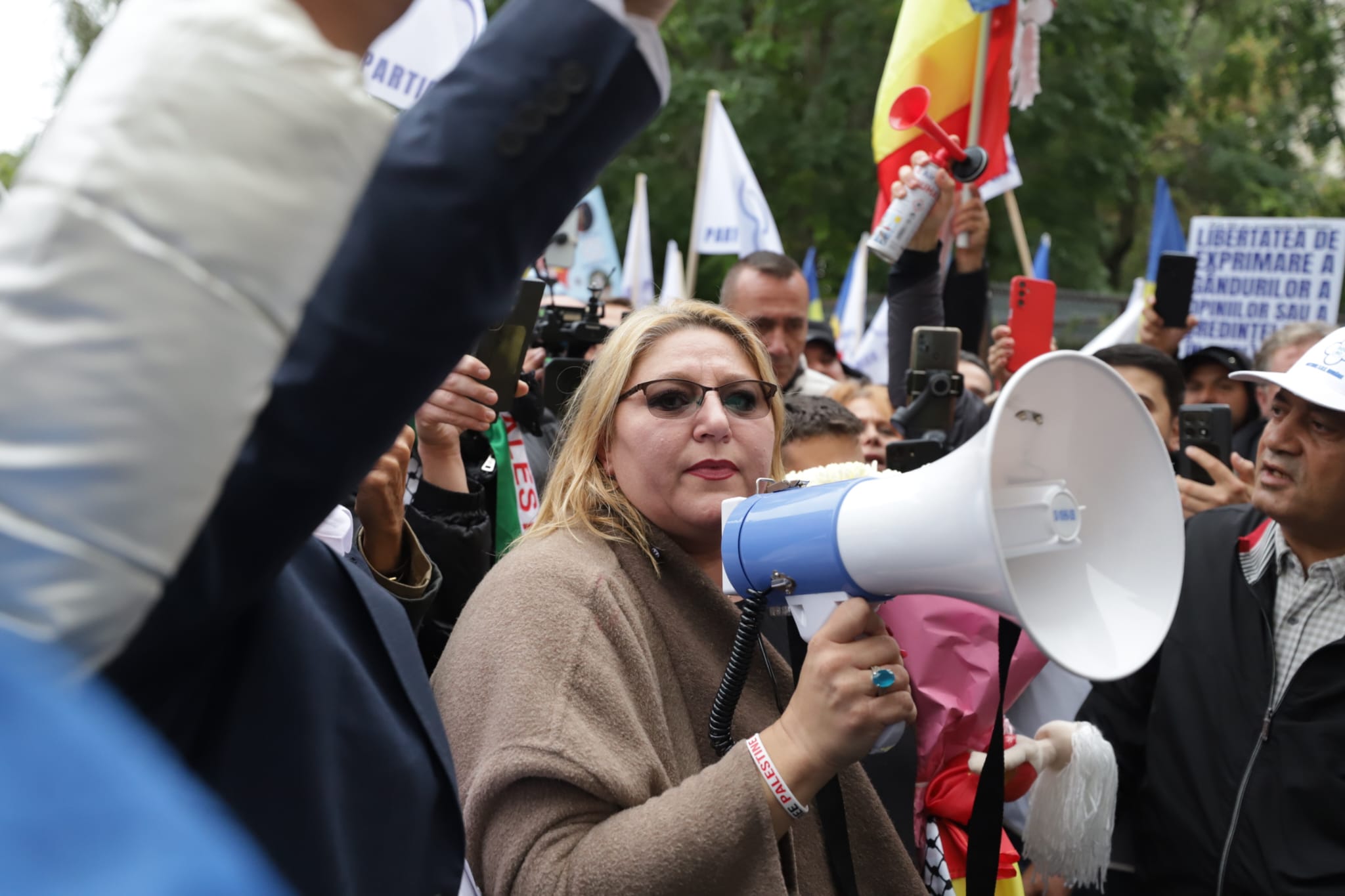 Diana Șoșoacă, baie de mulțime la Parchetul General: „Va veni momentul în care eu voi fi președintele României”