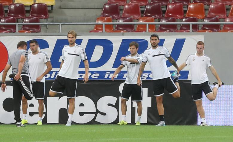 Sârbii de la Partizan s-au delectat înaintea meciului cu Steaua răsfoind reviste cu femei sexy. Ce frumuseți au în delegație! / VIDEO